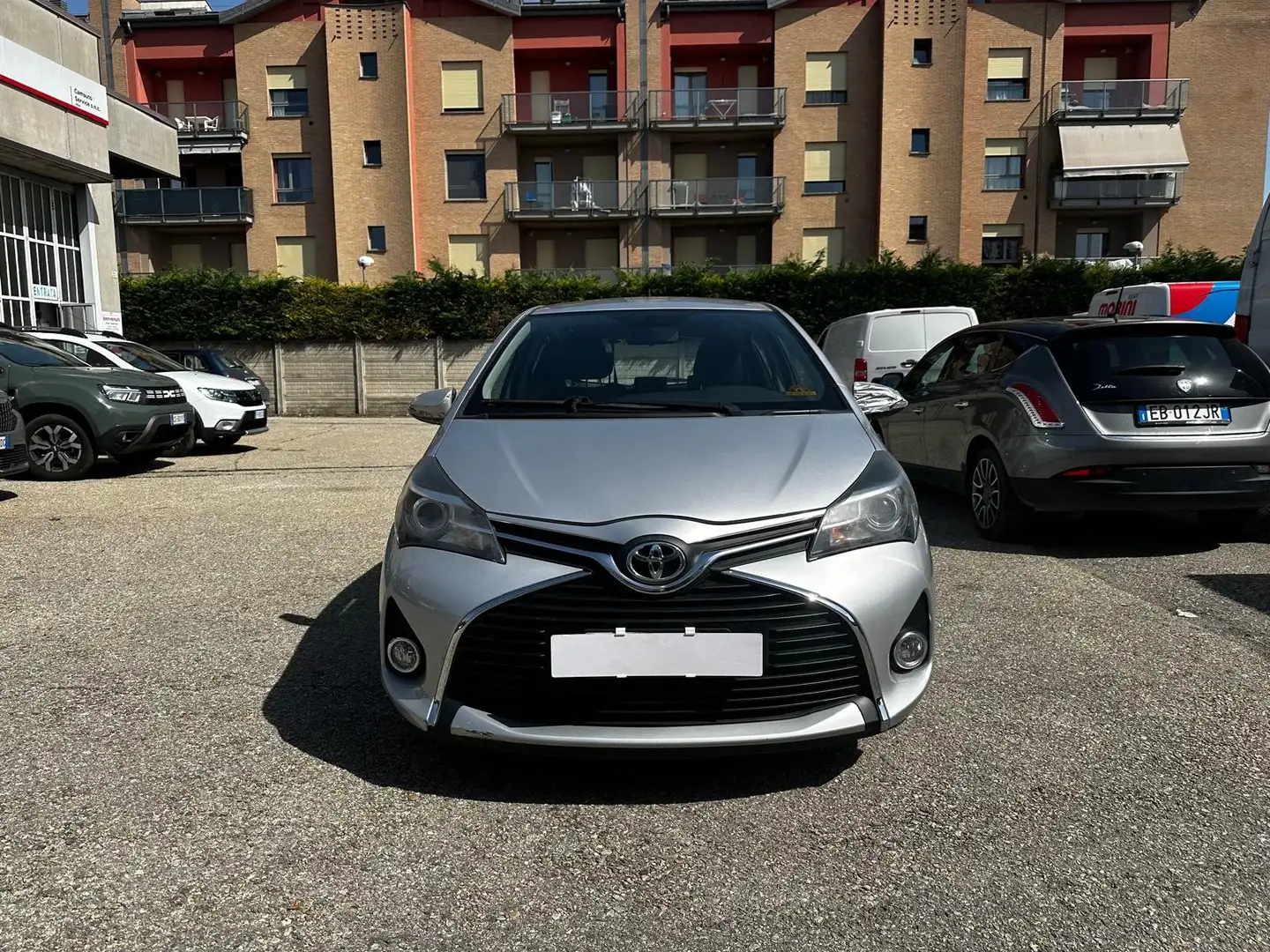 Toyota Yaris Yaris 5p 1.3 Active E6 Plateado - 1