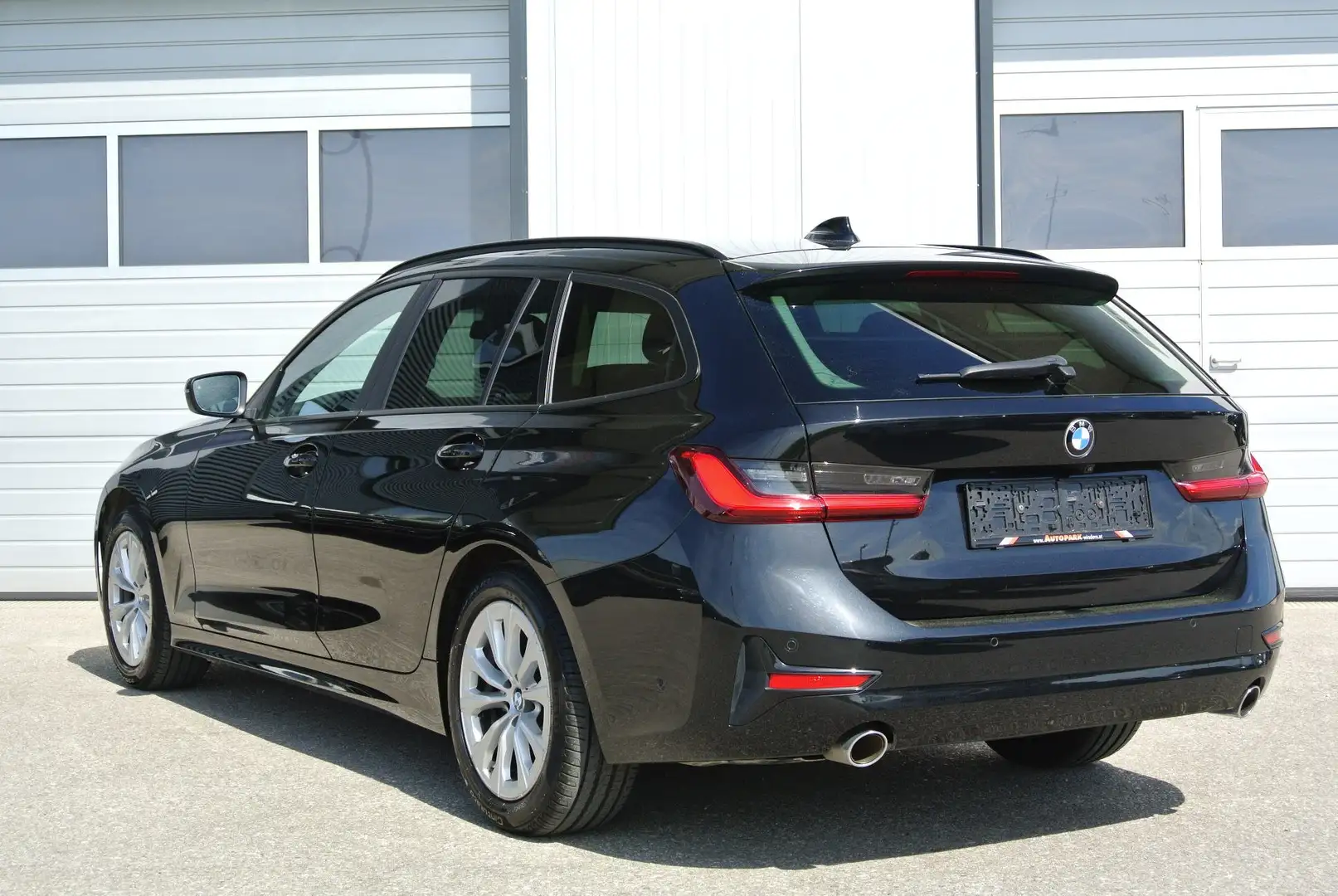 BMW 318 318 d Touring Aut. Advantage * LED * AHK * KAMERA Schwarz - 2
