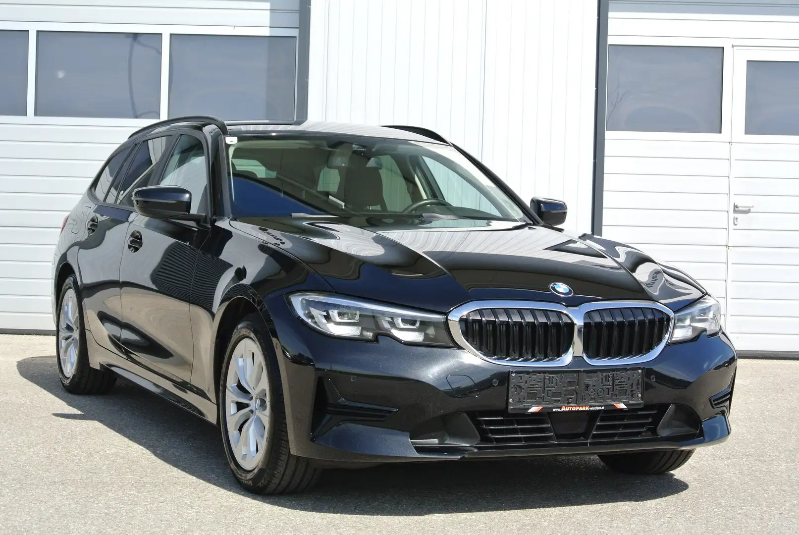 BMW 318 318 d Touring Aut. Advantage * LED * AHK * KAMERA Schwarz - 1