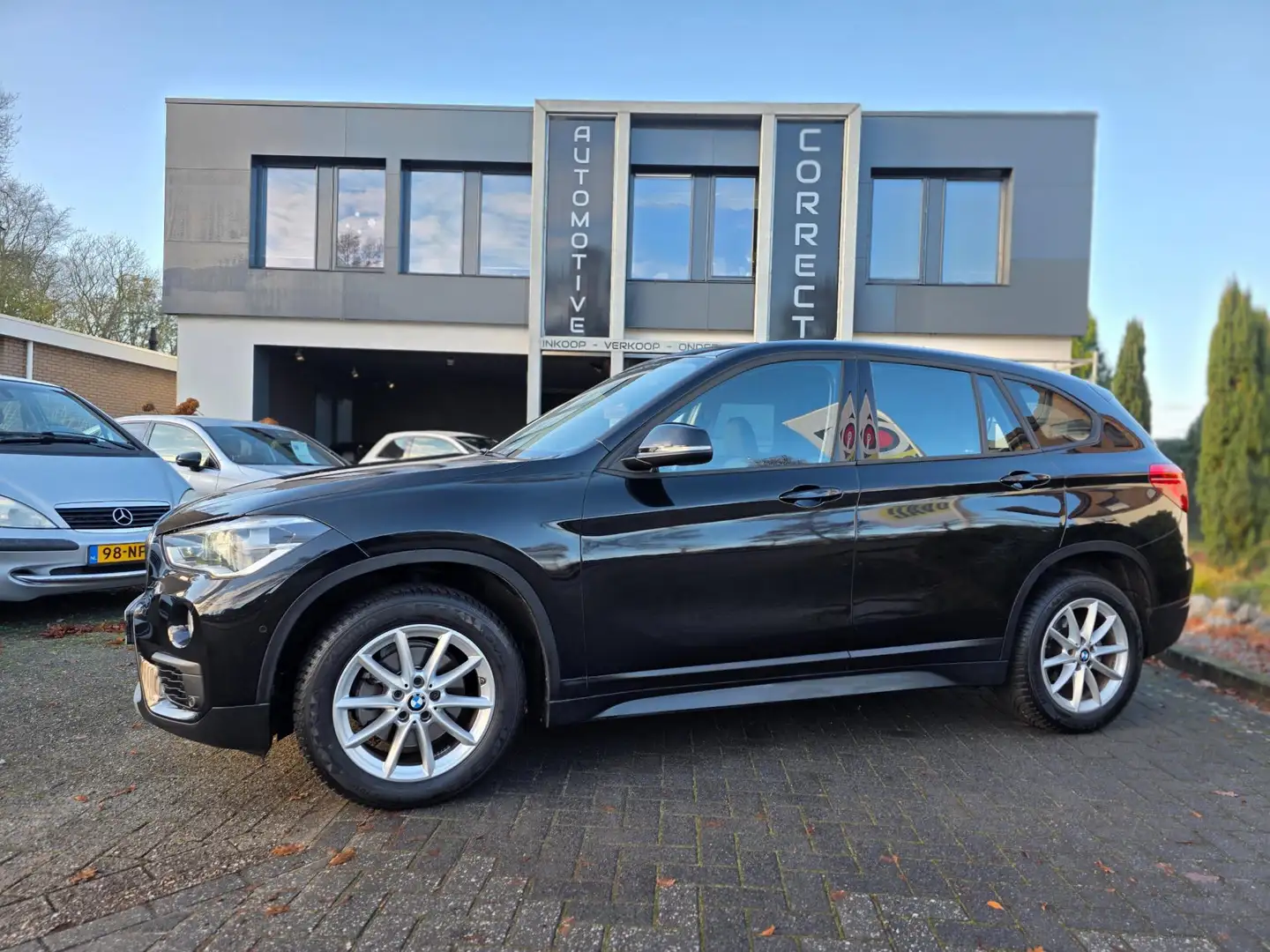 BMW X1 SDrive18i High Executive Schwarz - 1