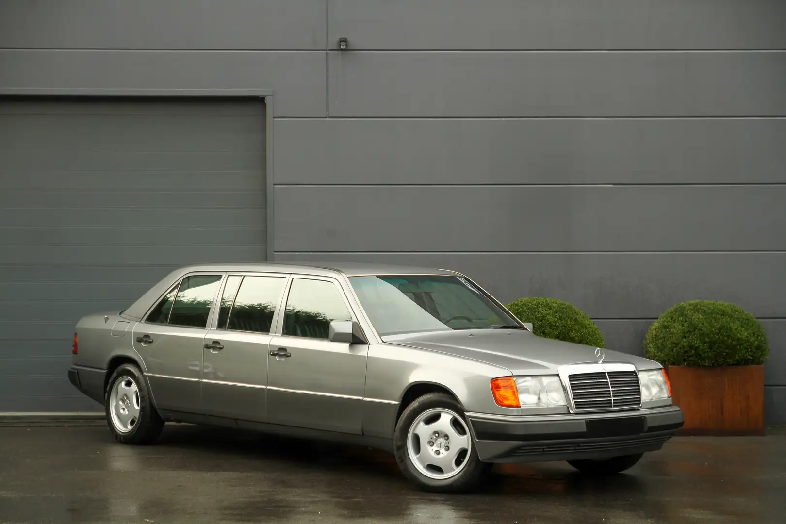 Mercedes-Benz E 260 Pullman Limousine - 6 Doors - V124 Grijs - 1