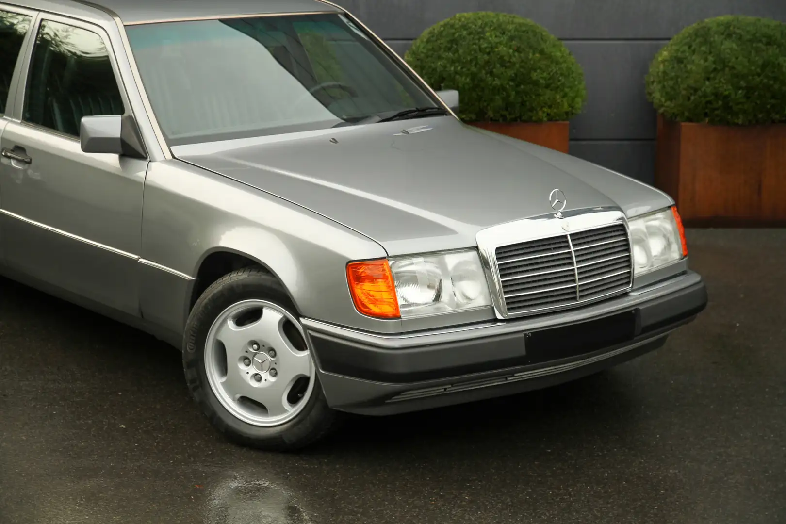 Mercedes-Benz E 260 Pullman Limousine - 6 Doors - V124 Grijs - 2