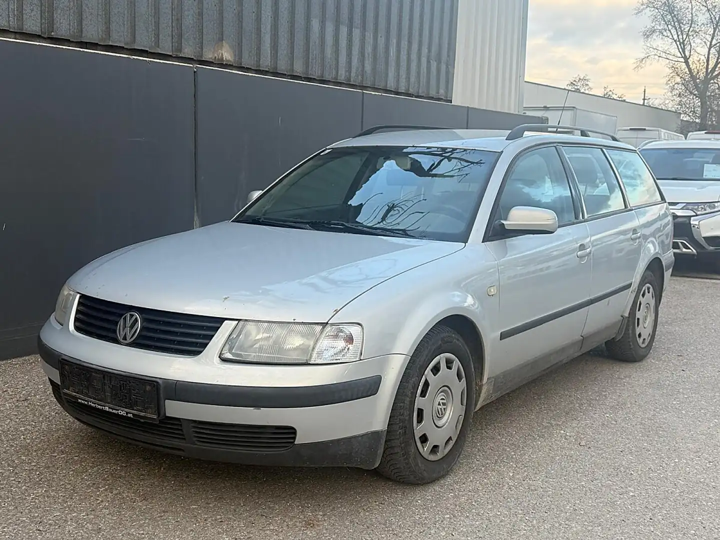 Volkswagen Passat 1,9 Comfortline TDI | PICKERL BIS 04/2026 INKL.... Grau - 1