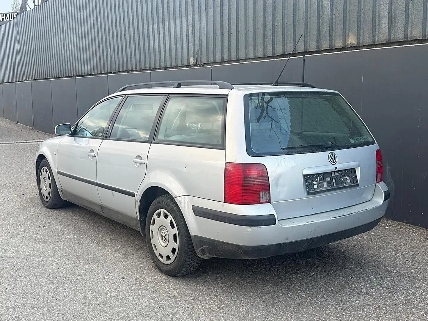 Volkswagen Passat 1,9 Comfortline TDI | PICKERL BIS 04/2026 INKL.... Grau - 2