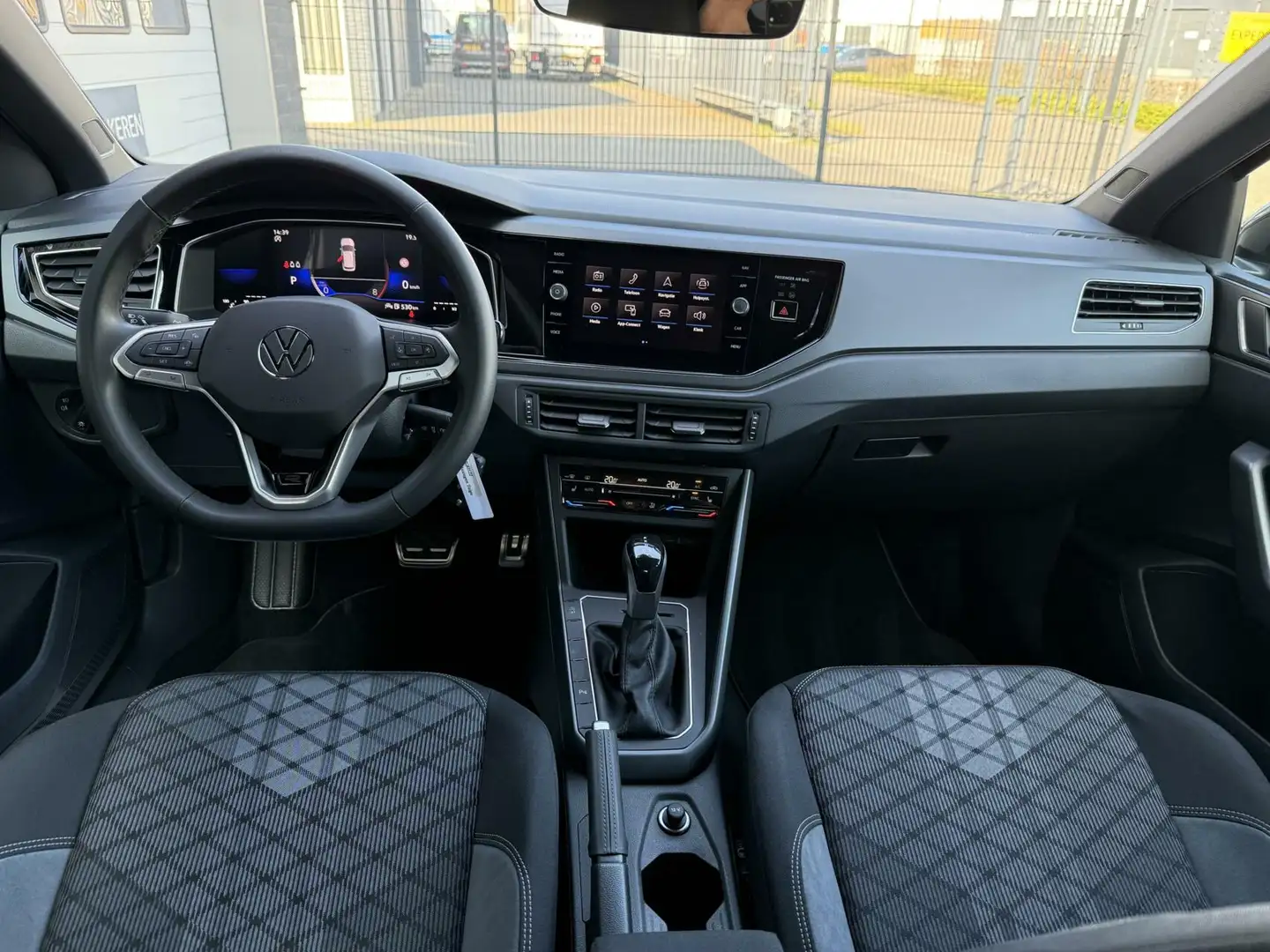 Volkswagen Taigo 1.0 TSI R-Line Business Schwarz - 2