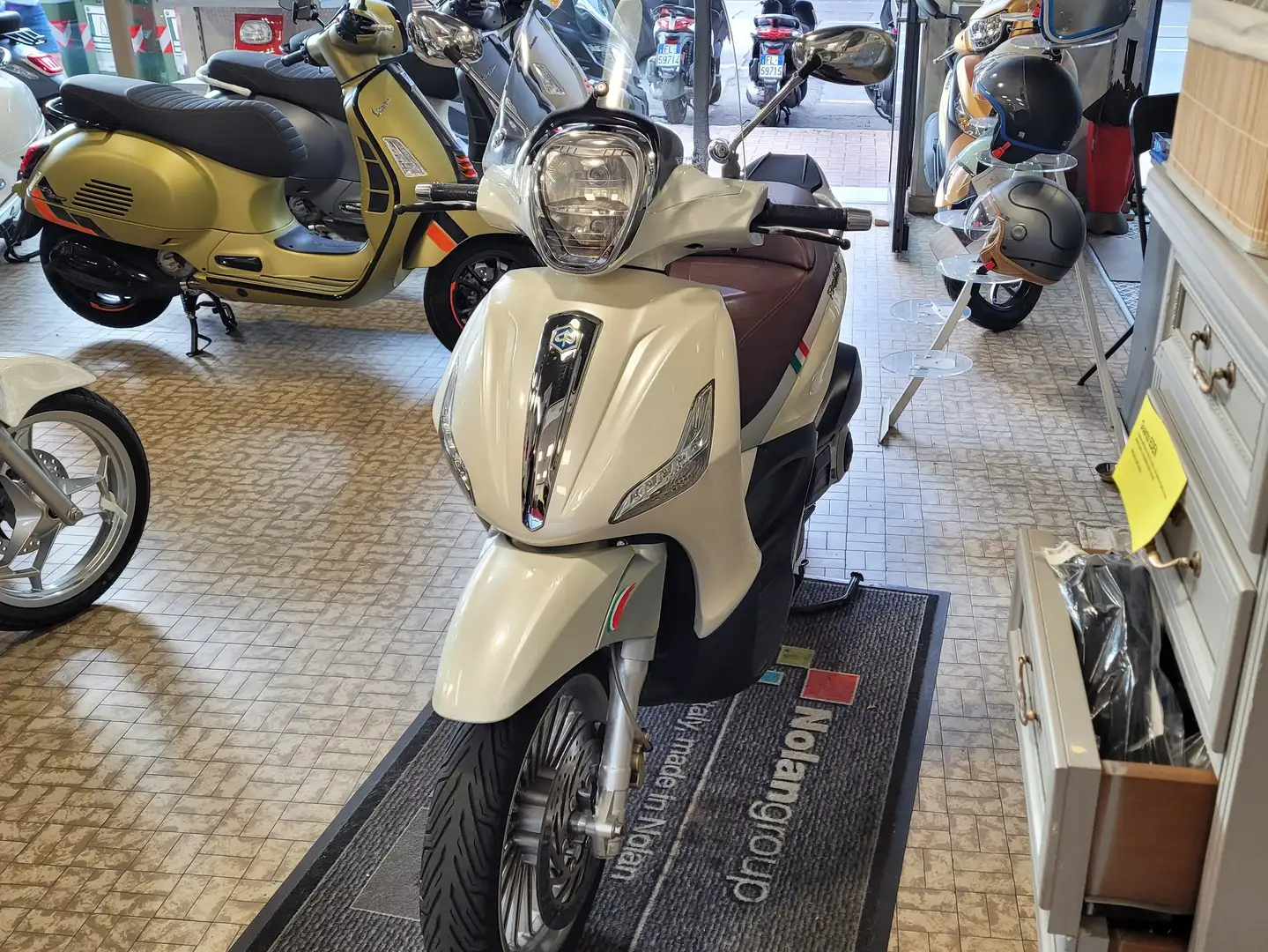 Piaggio Beverly 300 Bianco - 2