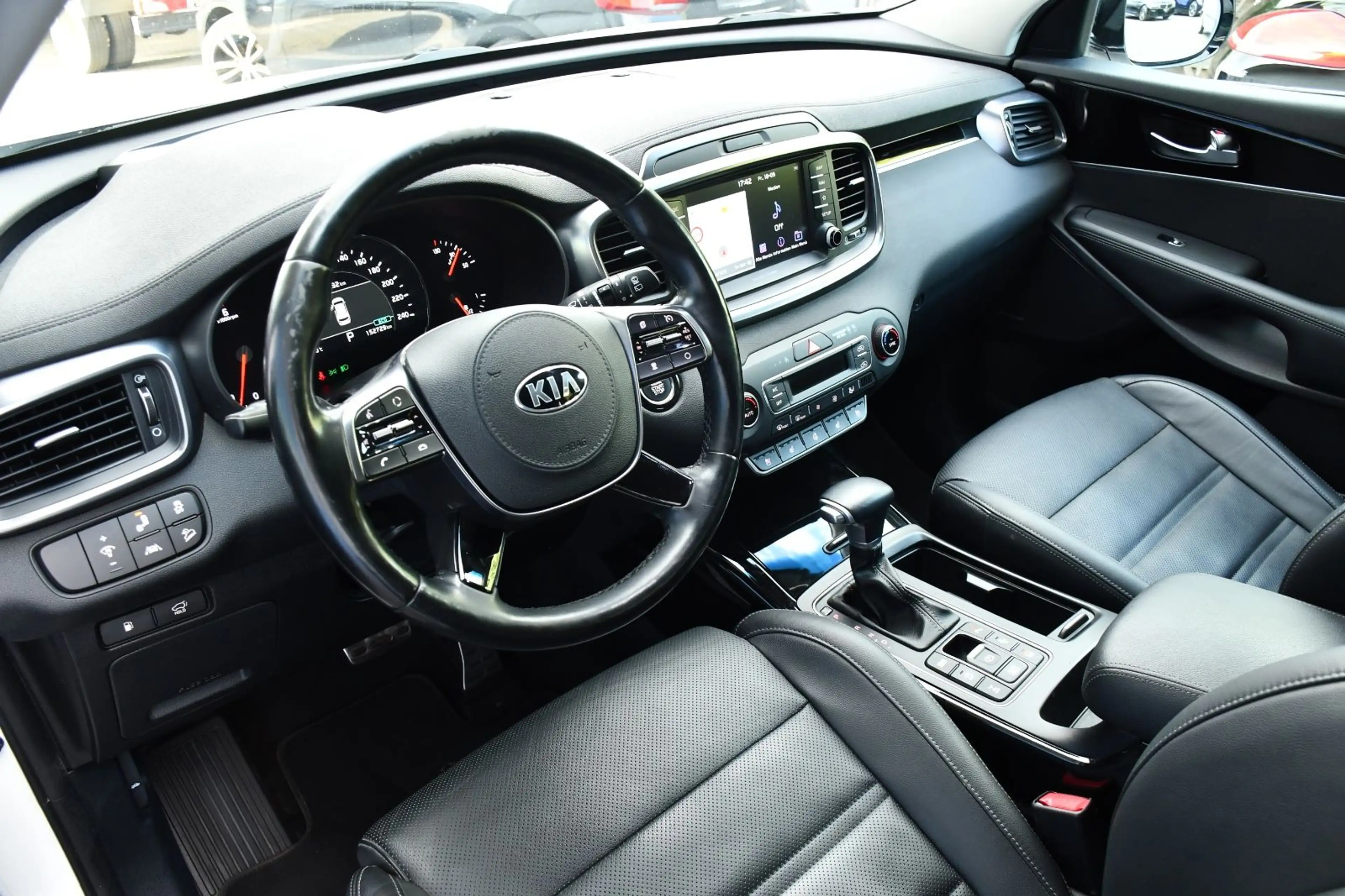 Kia Sorento Platinum Edition 4WD — photo 12