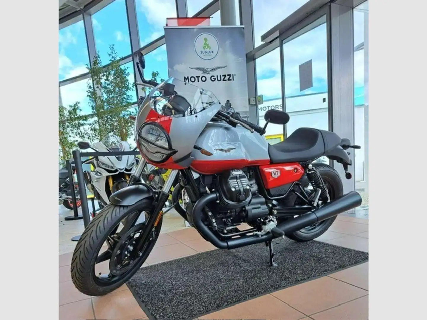 Moto Guzzi V 7 Stone Corsa Zwart - 1