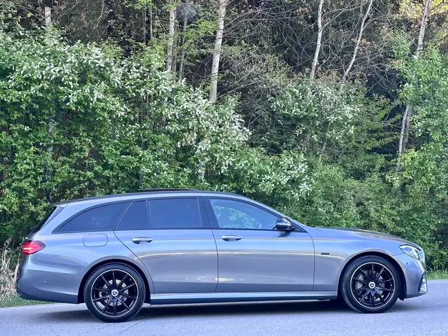 Mercedes-Benz E-Class view 3
