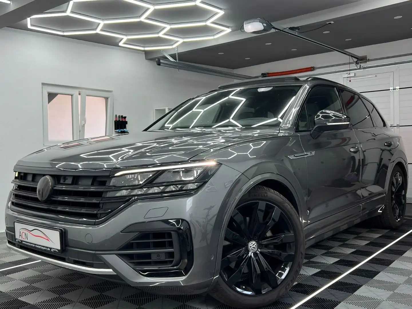 Volkswagen Touareg 3.0 TDI 4Motion R-LINE/19% MwSt./VOLL Grau - 1
