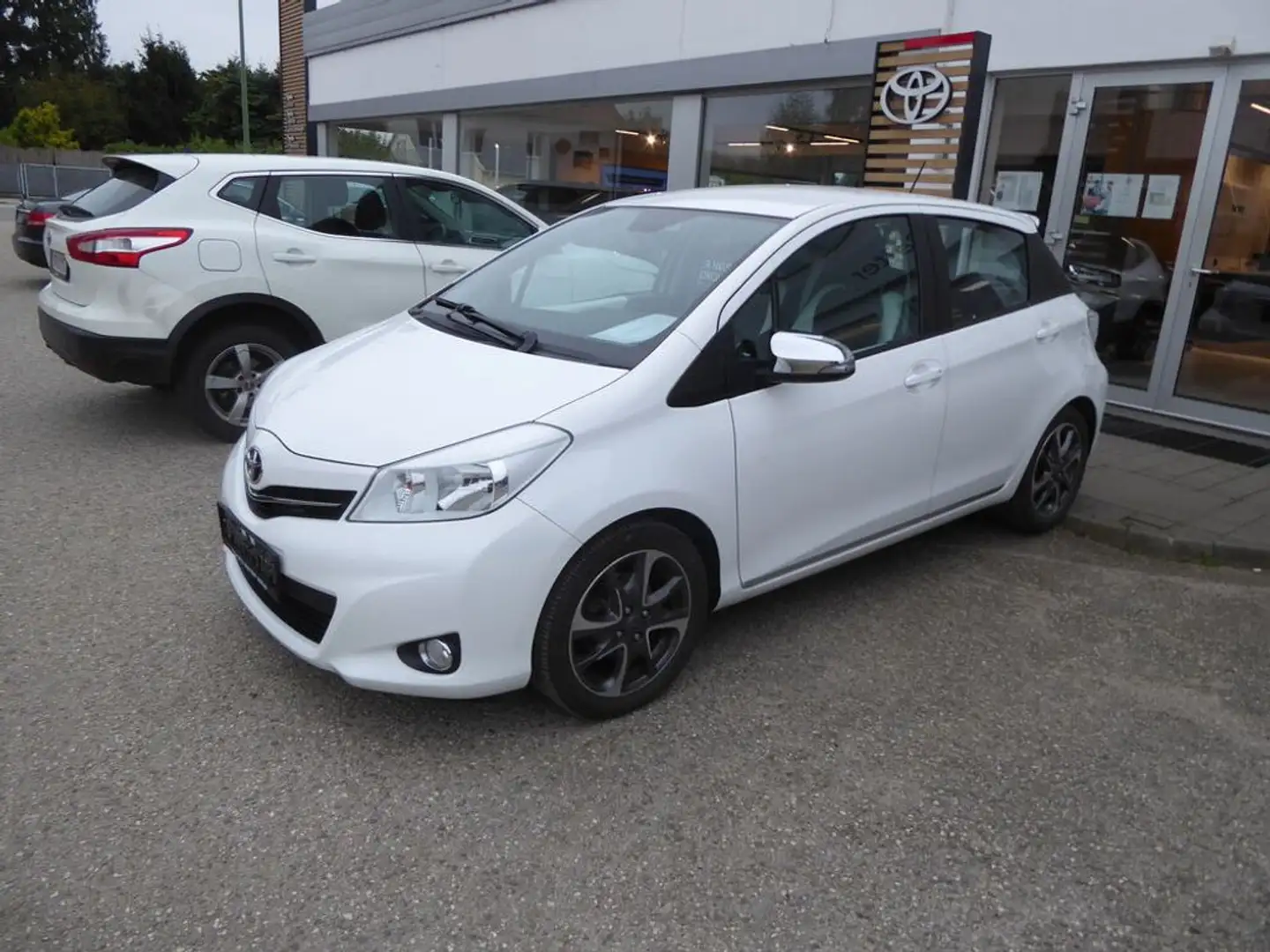 Toyota Yaris 1,0 VVT-i Trend Weiß - 2
