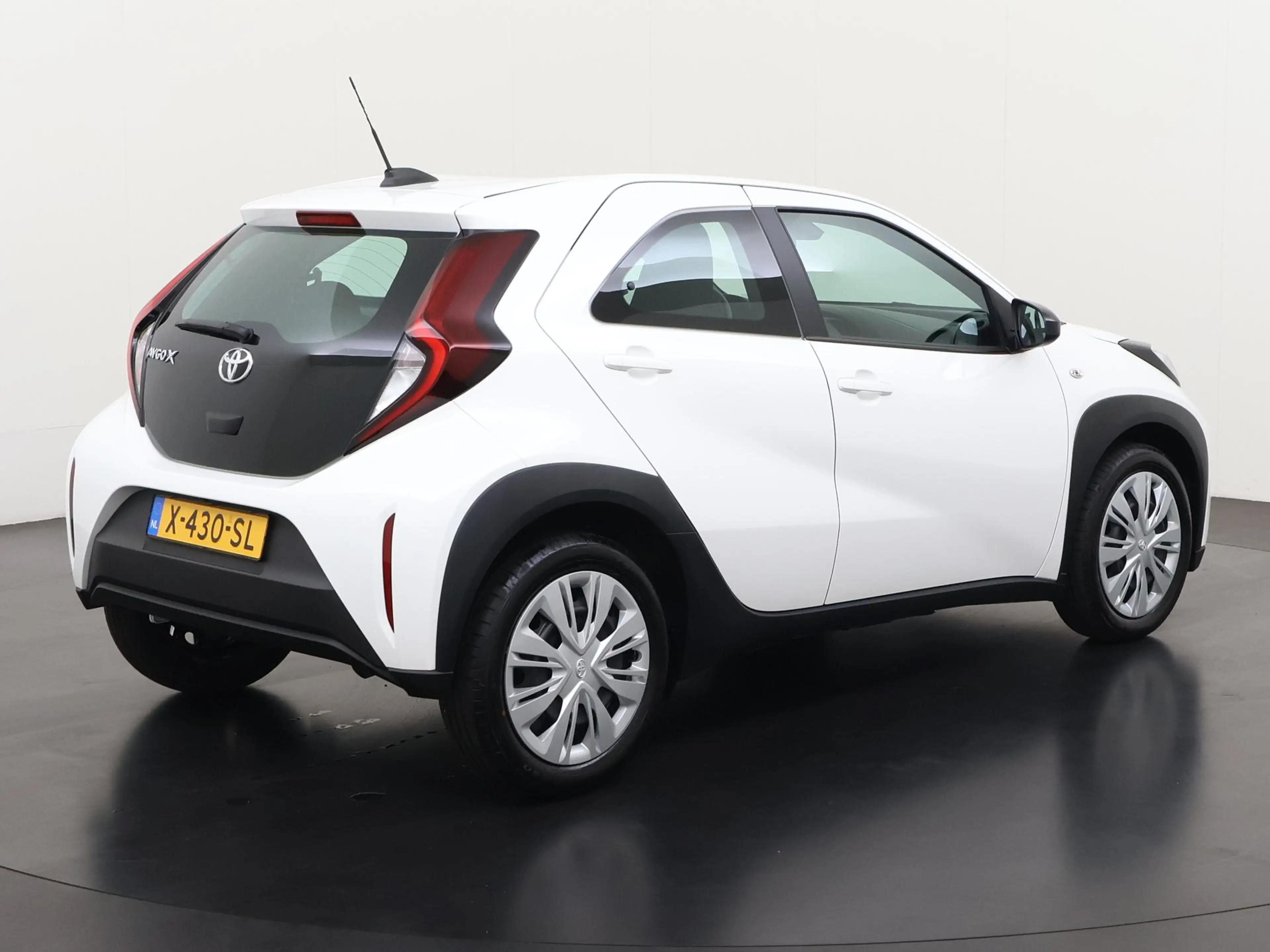 Toyota Aygo X 1.0 VVT-i MT Play | Camera | Apple/Android Carplay — photo 4