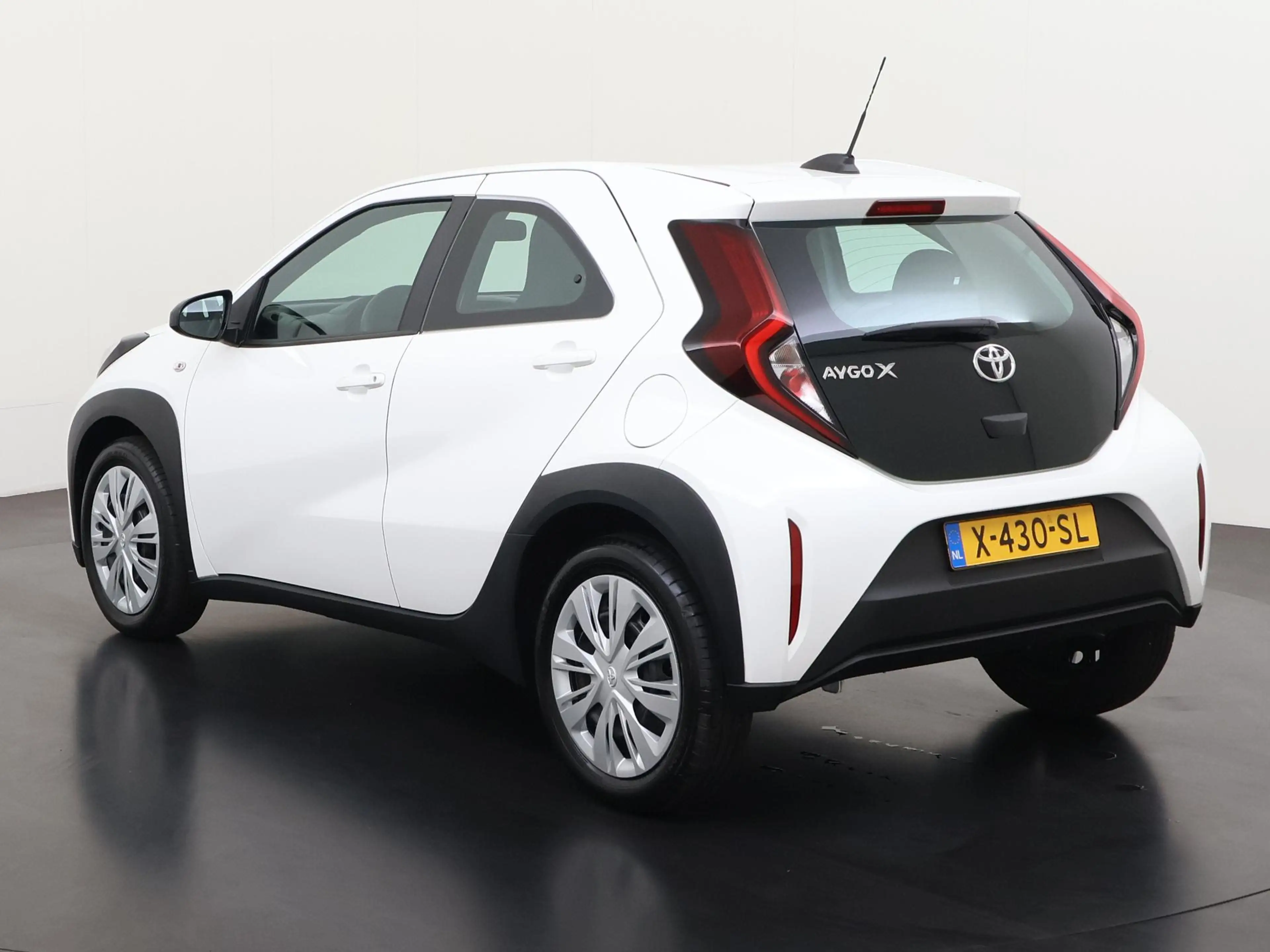 Toyota Aygo X 1.0 VVT-i MT Play | Camera | Apple/Android Carplay — photo 6
