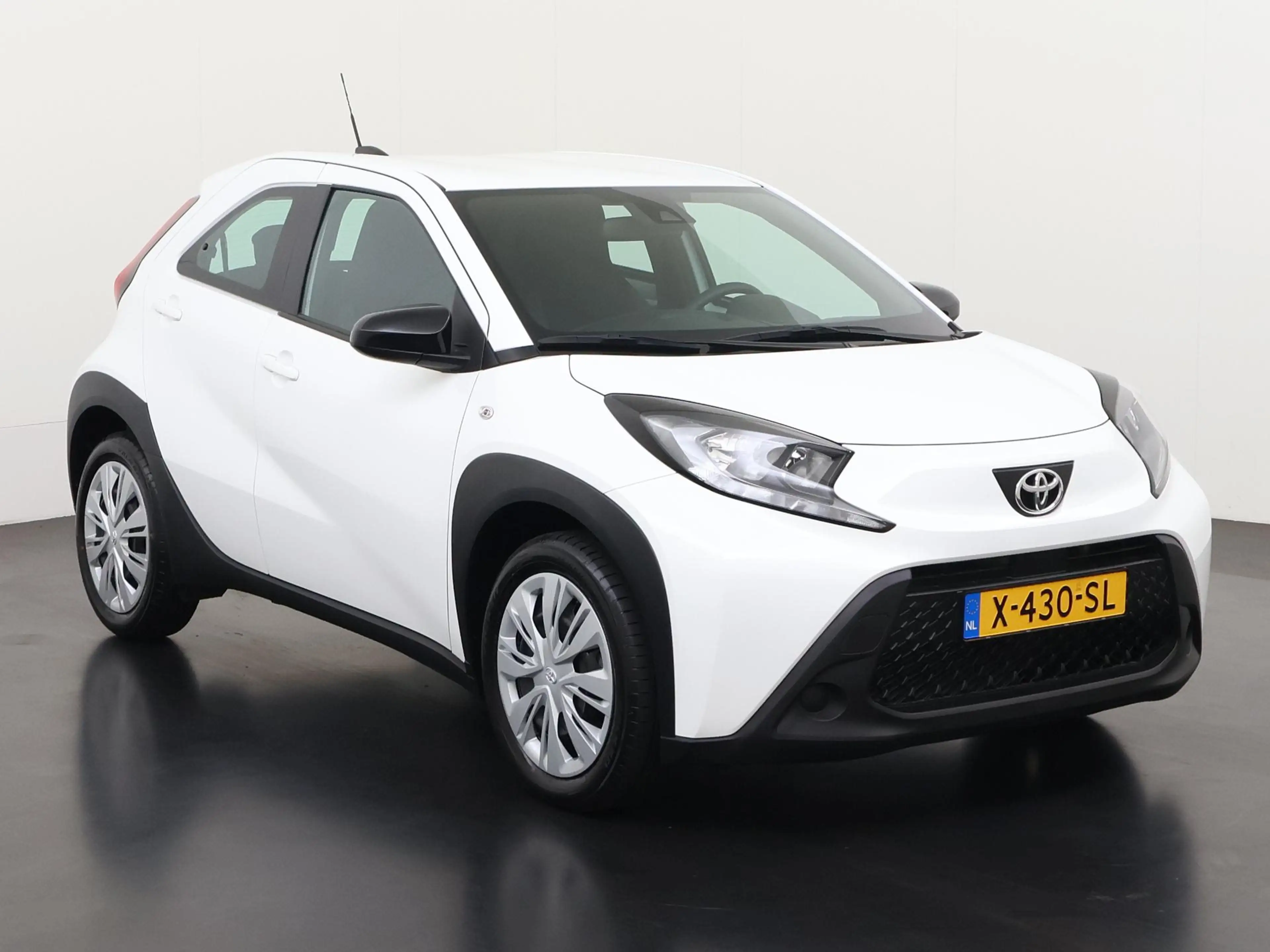 Toyota Aygo X 1.0 VVT-i MT Play | Camera | Apple/Android Carplay — photo 28
