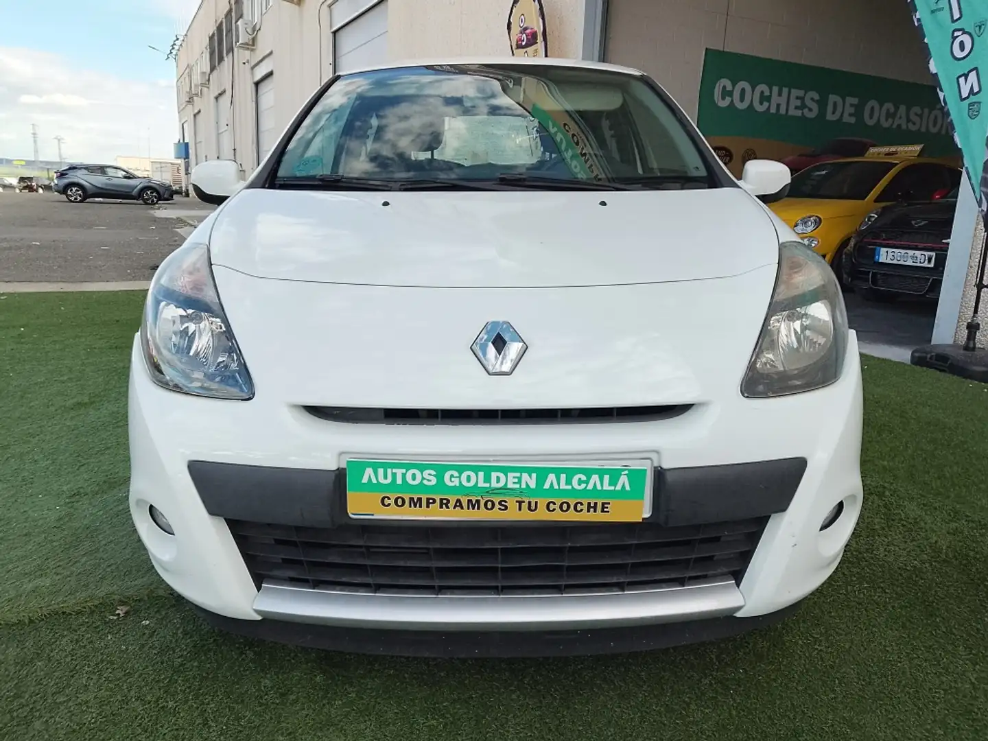 Renault Clio Pequeño Manual de 3 Puertas - 2