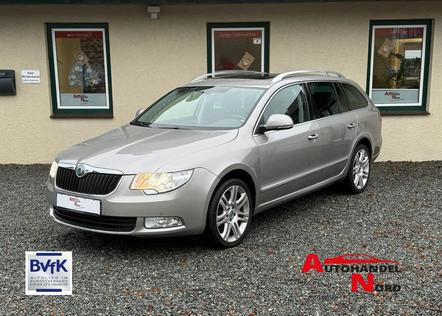 Skoda Superb Combi DSG Elegance 3,6L / 4x4 Pano / PDC Beige - 1