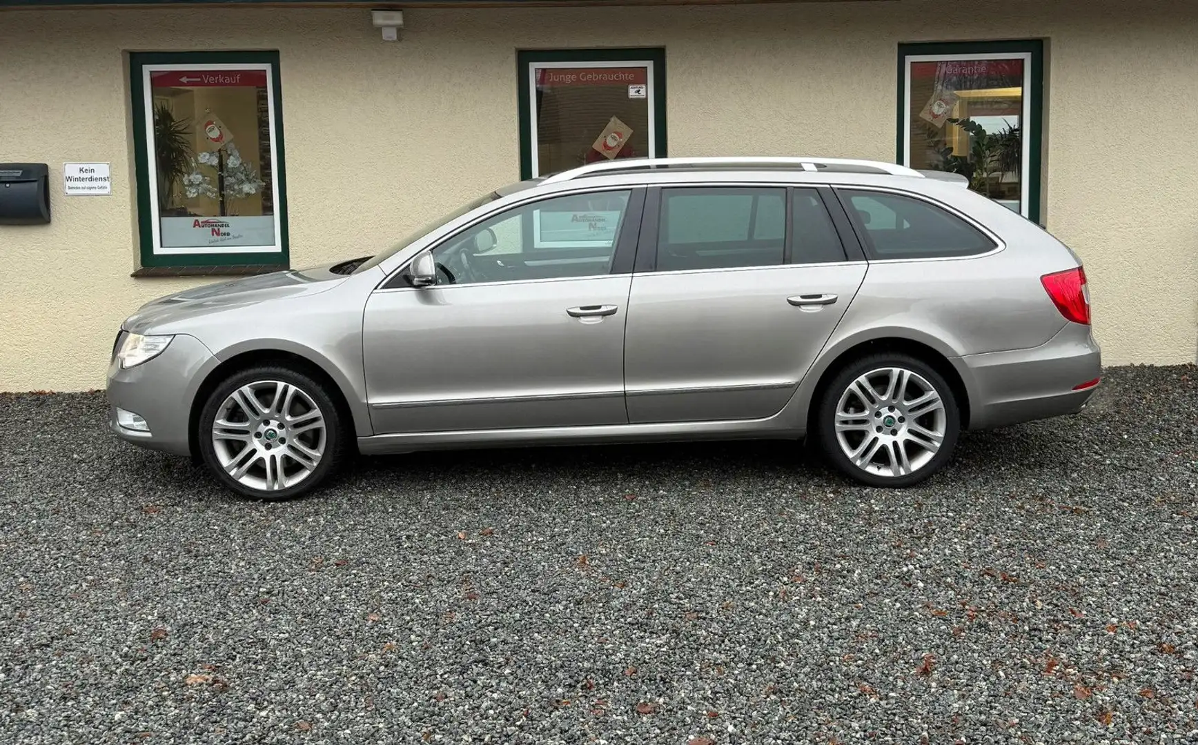 Skoda Superb Combi DSG Elegance 3,6L / 4x4 Pano / PDC Beige - 2