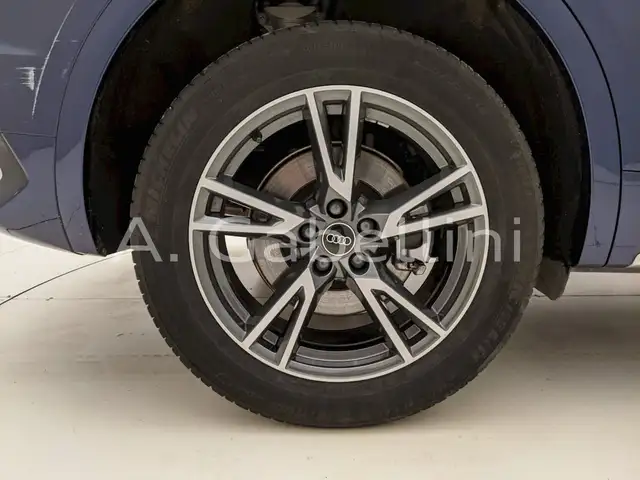 Audi Q5 view 12