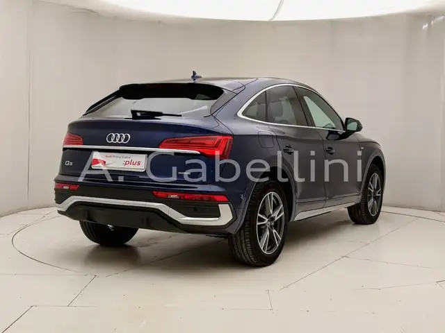 Audi Q5 view 4