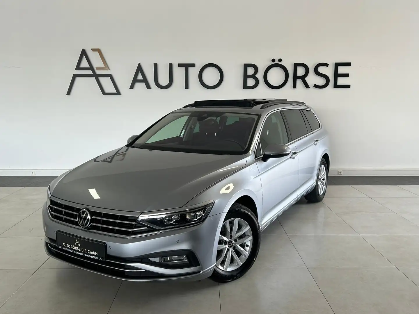 Volkswagen Passat Var. BUSINESS PANO*HUD*CAM*AHK*IQ.LIGHT Zilver - 1