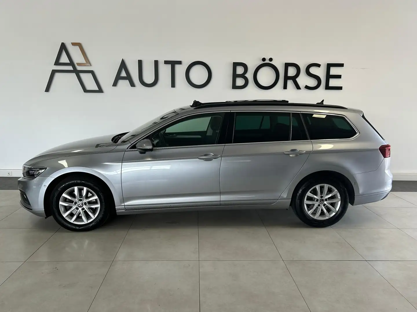 Volkswagen Passat Var. BUSINESS PANO*HUD*CAM*AHK*IQ.LIGHT Zilver - 2