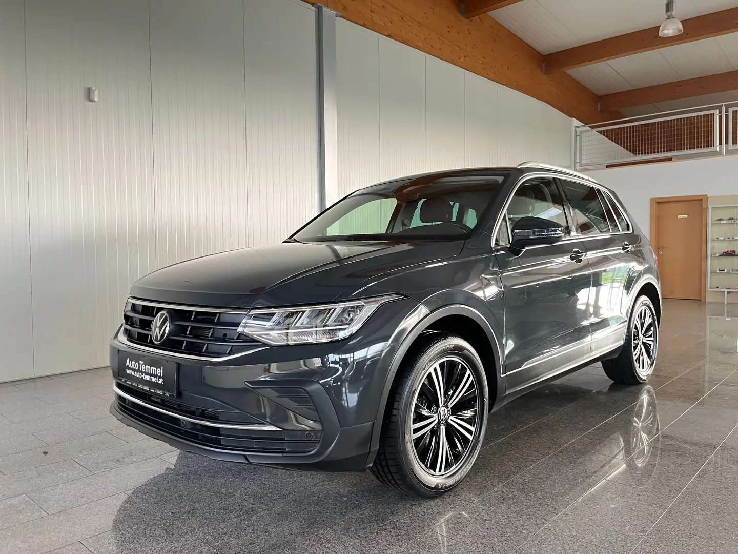 Volkswagen Tiguan 2,0 TDI 4Motion Life DSG NWG bis 01/2029 Grau - 2