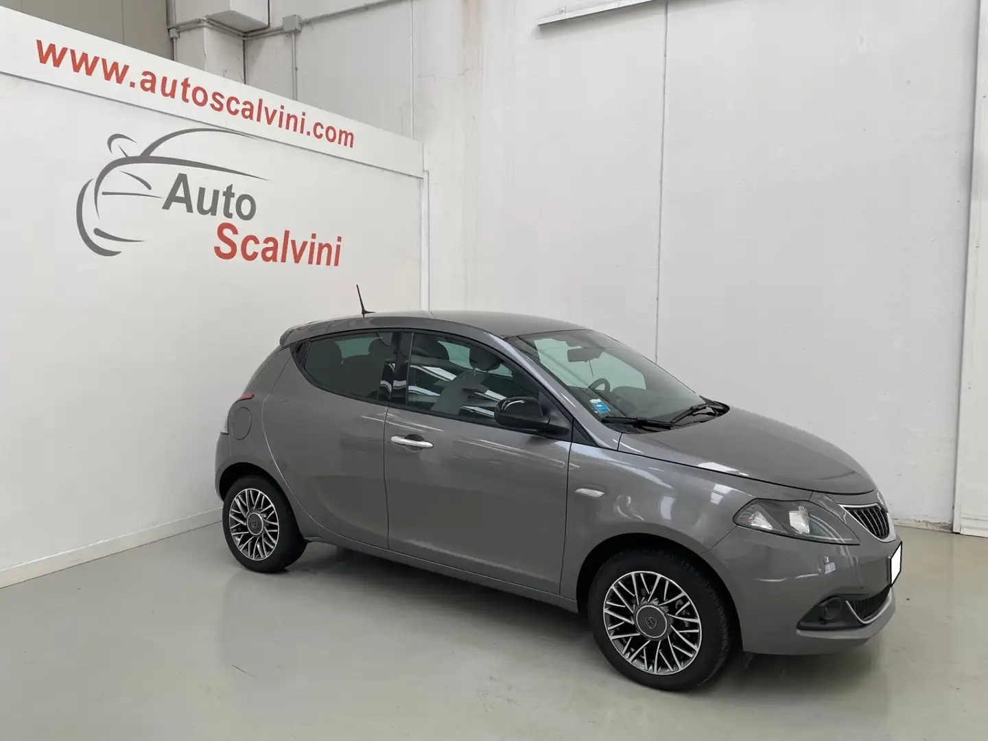 Lancia Ypsilon 1.0 FireFly 5 porte 69cv S&S Hybrid Gold Plus Grigio - 1