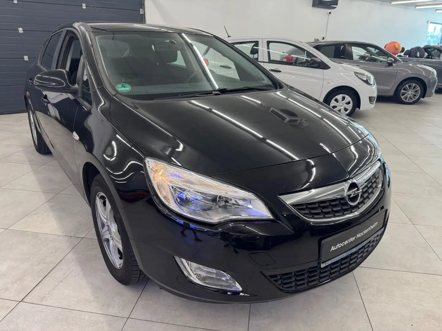 Opel Astra J Lim. 5-trg. Selection Schwarz - 1