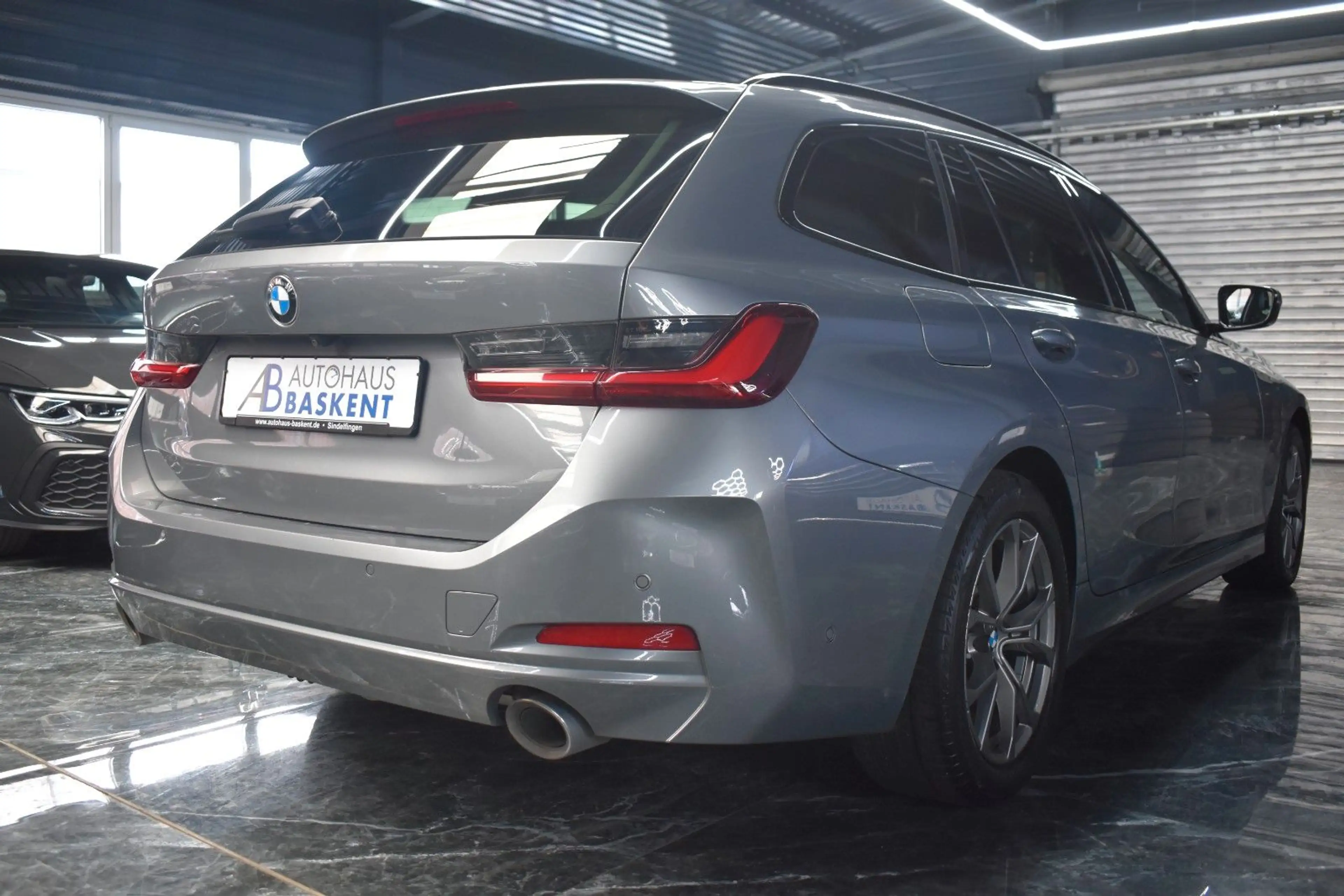 BMW 330 d Touring xDrive*HEAD-UP*AHK*ADAP.LED*KAMERA — photo 6