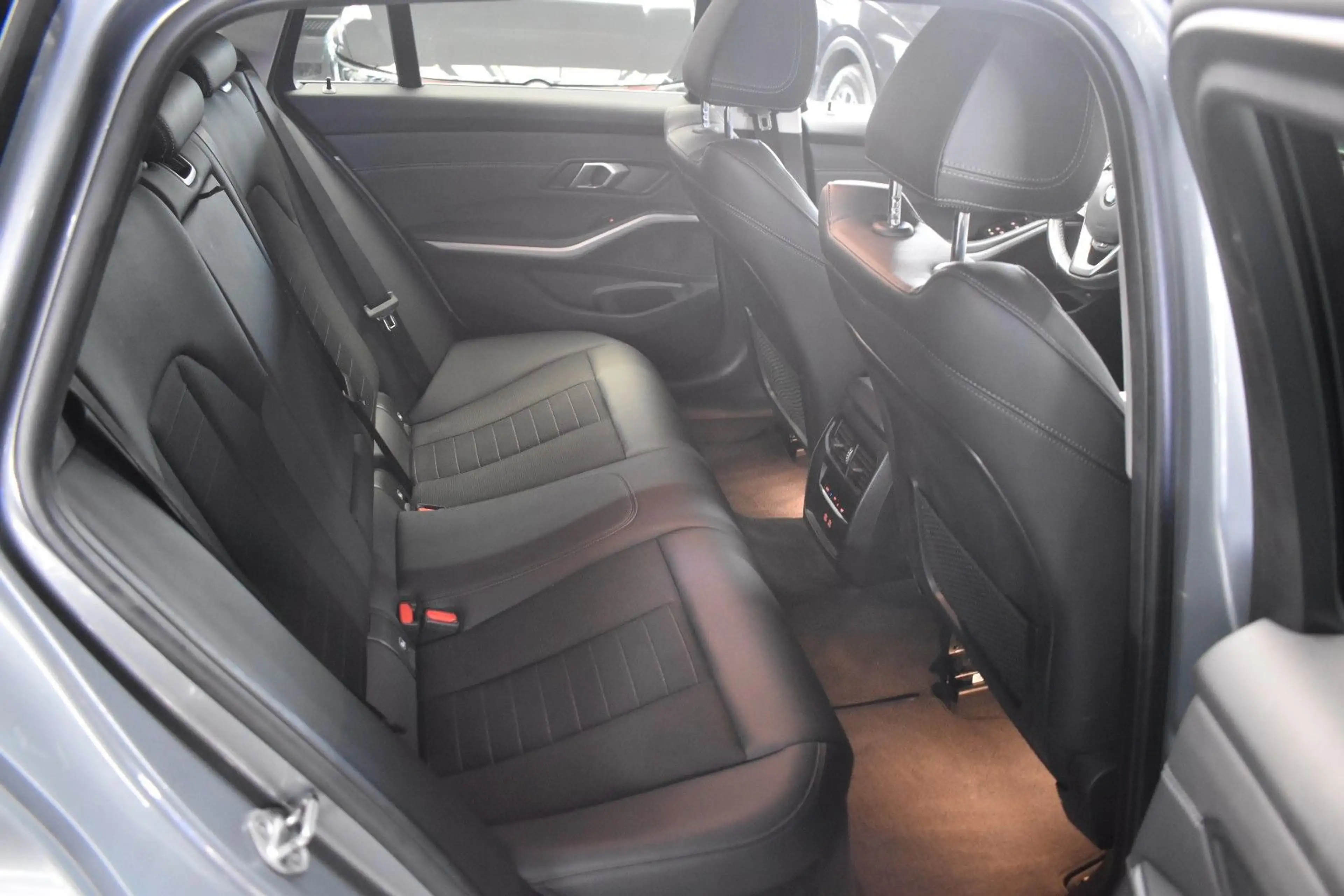 BMW 330 d Touring xDrive*HEAD-UP*AHK*ADAP.LED*KAMERA — photo 8