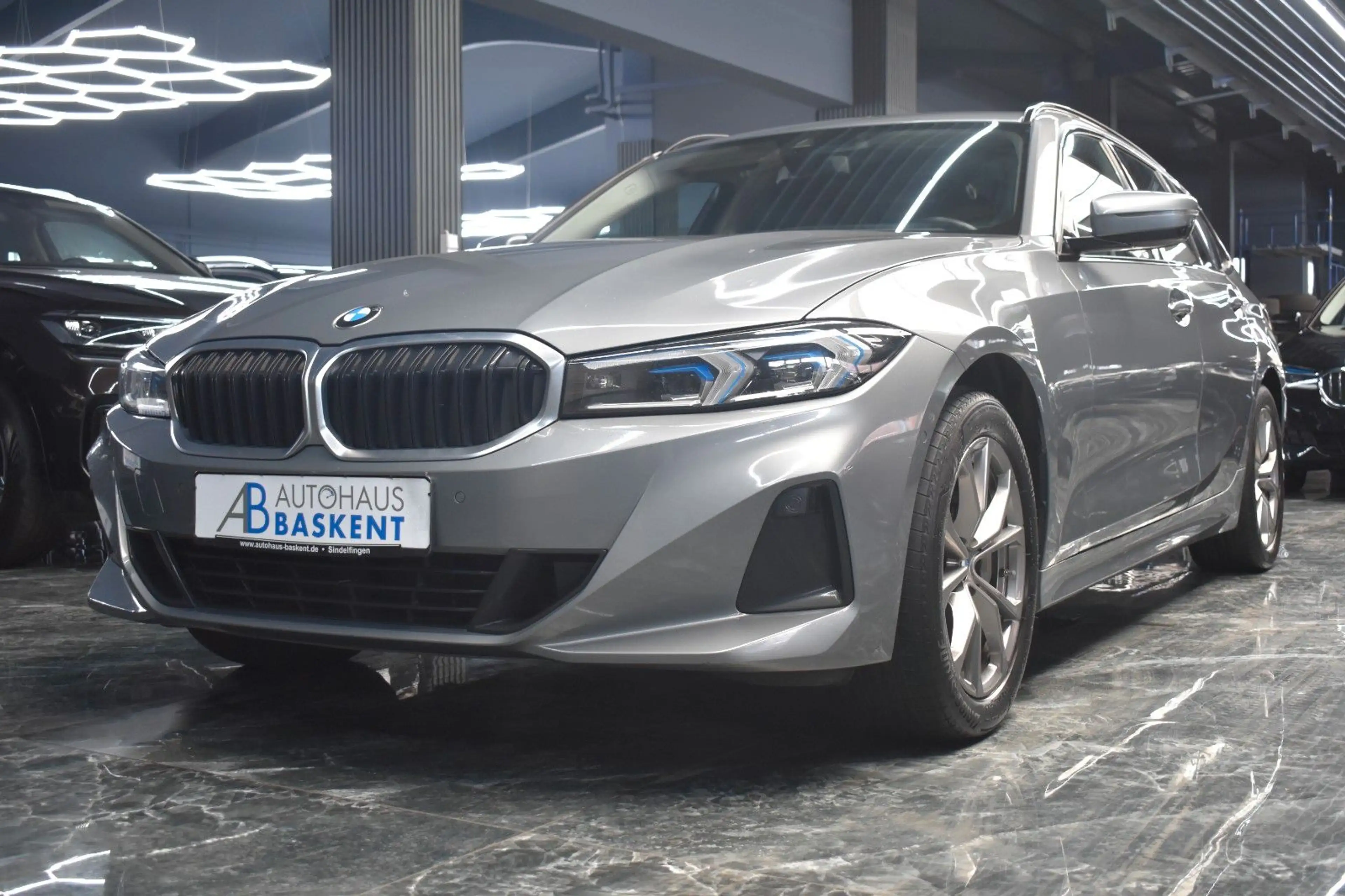 BMW 330 d Touring xDrive*HEAD-UP*AHK*ADAP.LED*KAMERA — photo 13
