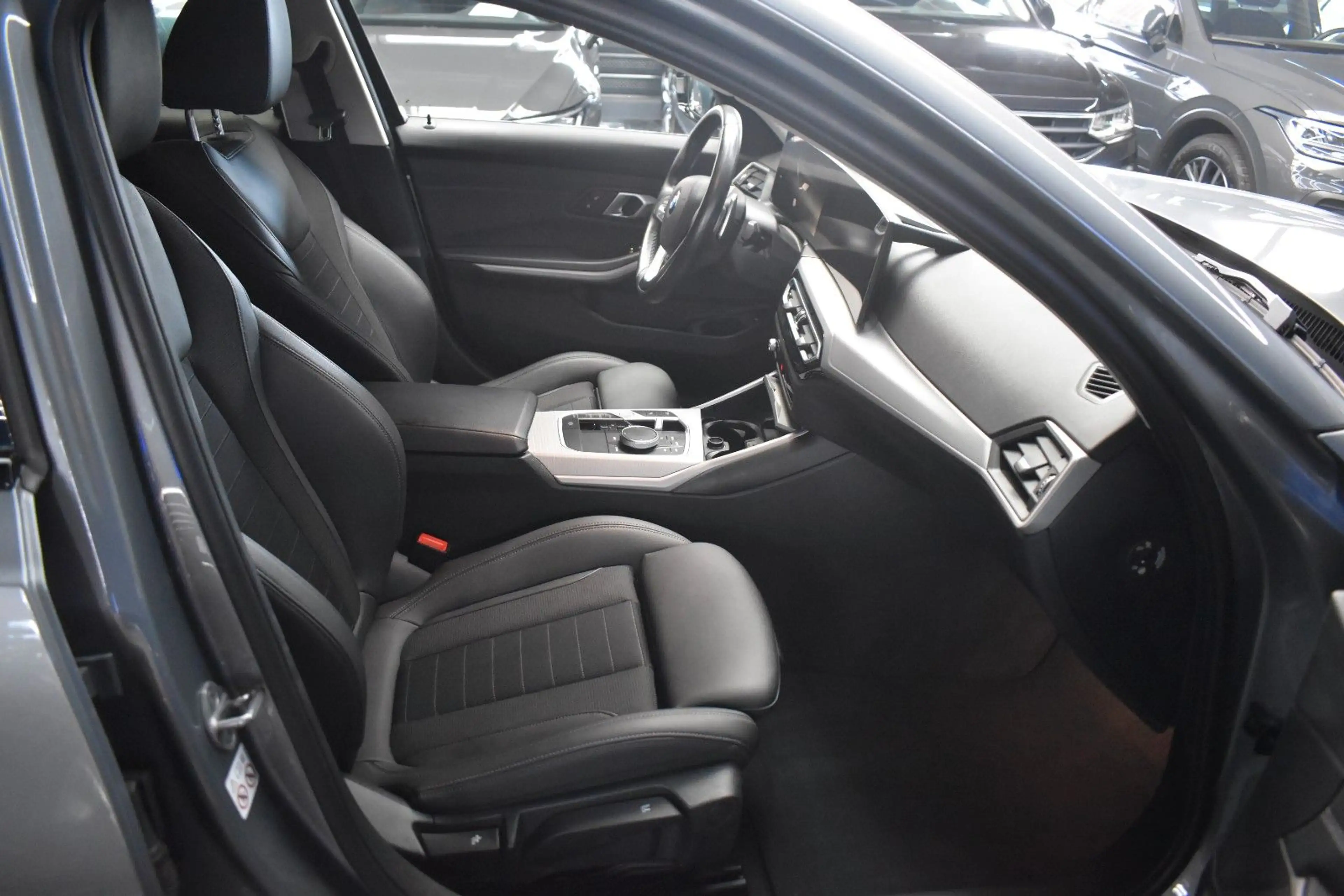 BMW 330 d Touring xDrive*HEAD-UP*AHK*ADAP.LED*KAMERA — photo 7