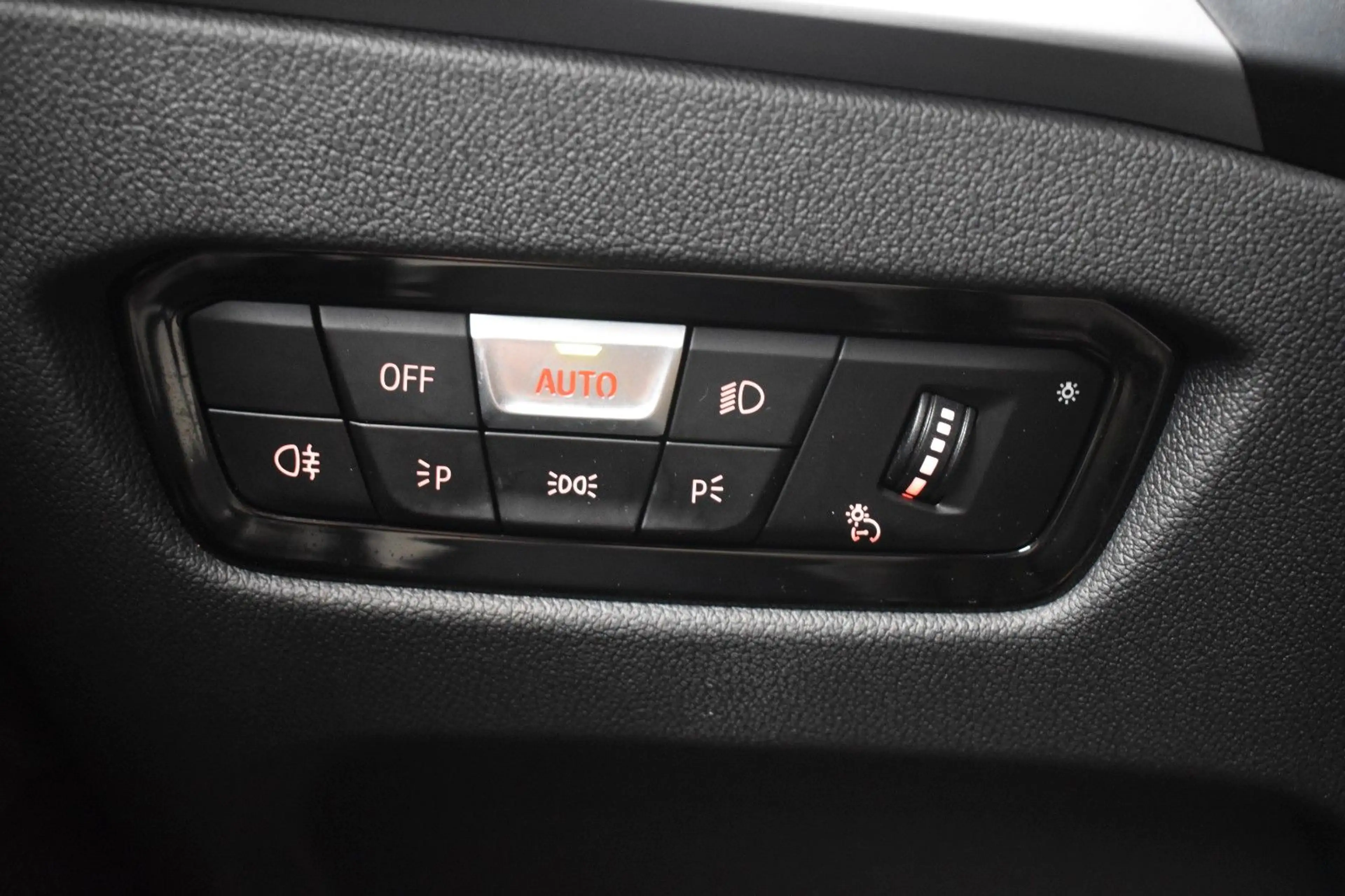 BMW 330 d Touring xDrive*HEAD-UP*AHK*ADAP.LED*KAMERA — photo 15