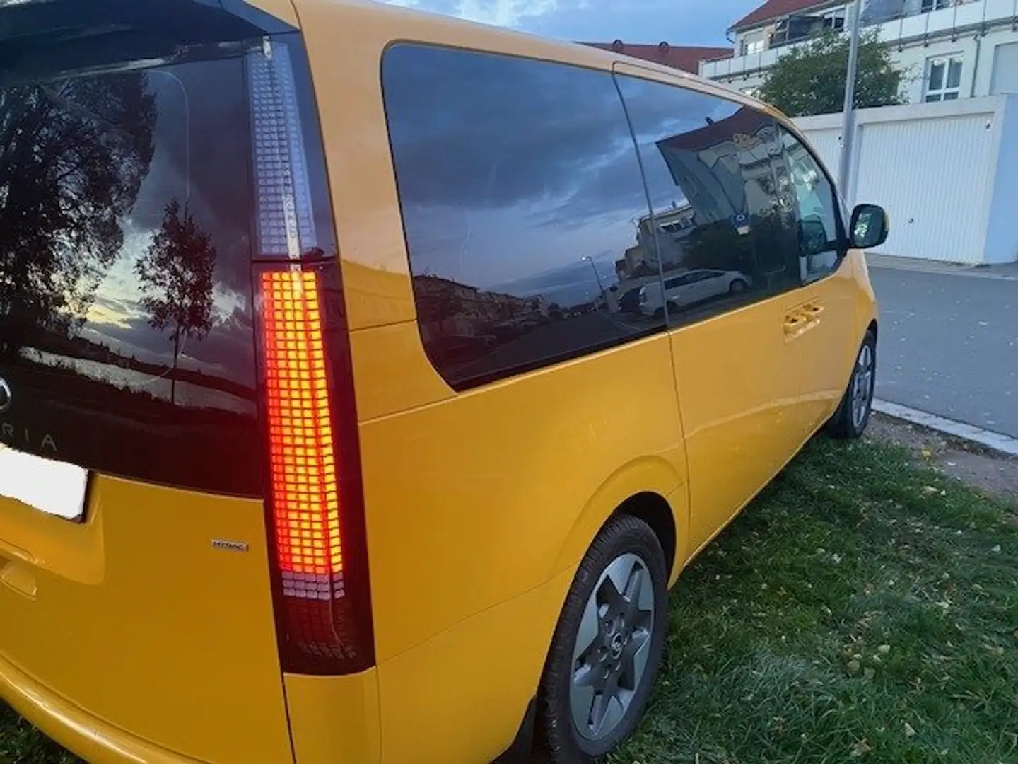 Hyundai STARIA STARIA DIESEL 2.2 CRDi Allrad Prime Gelb - 2
