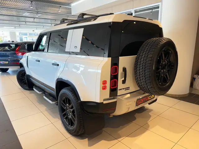 Land Rover Defender view 5