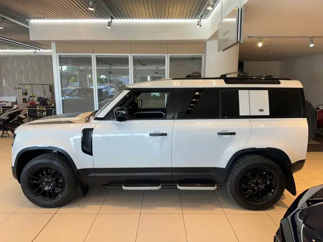 Land Rover Defender view 4