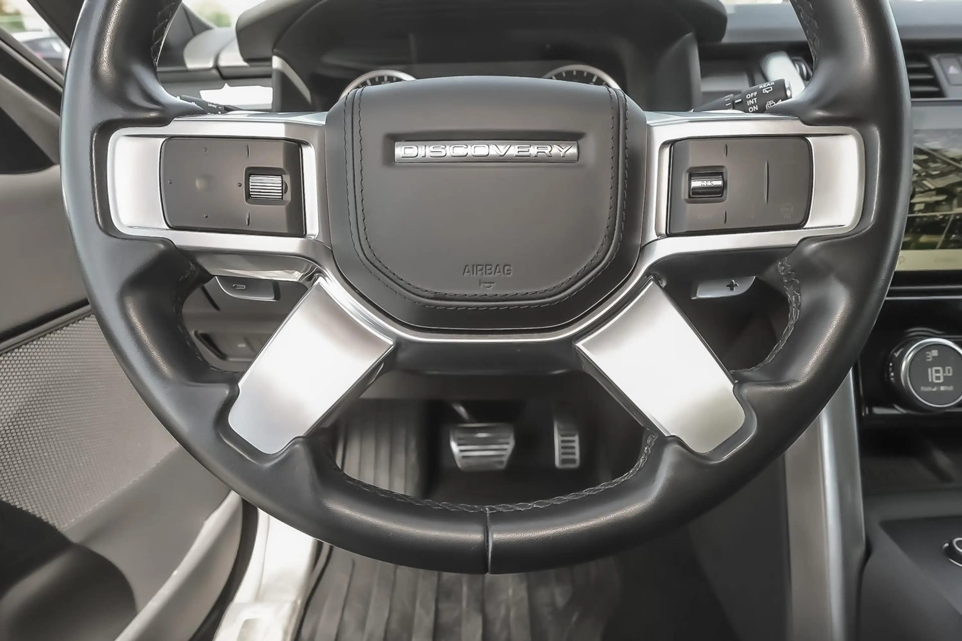 Land Rover Discovery D250 R-Dynamic HSE — photo 14