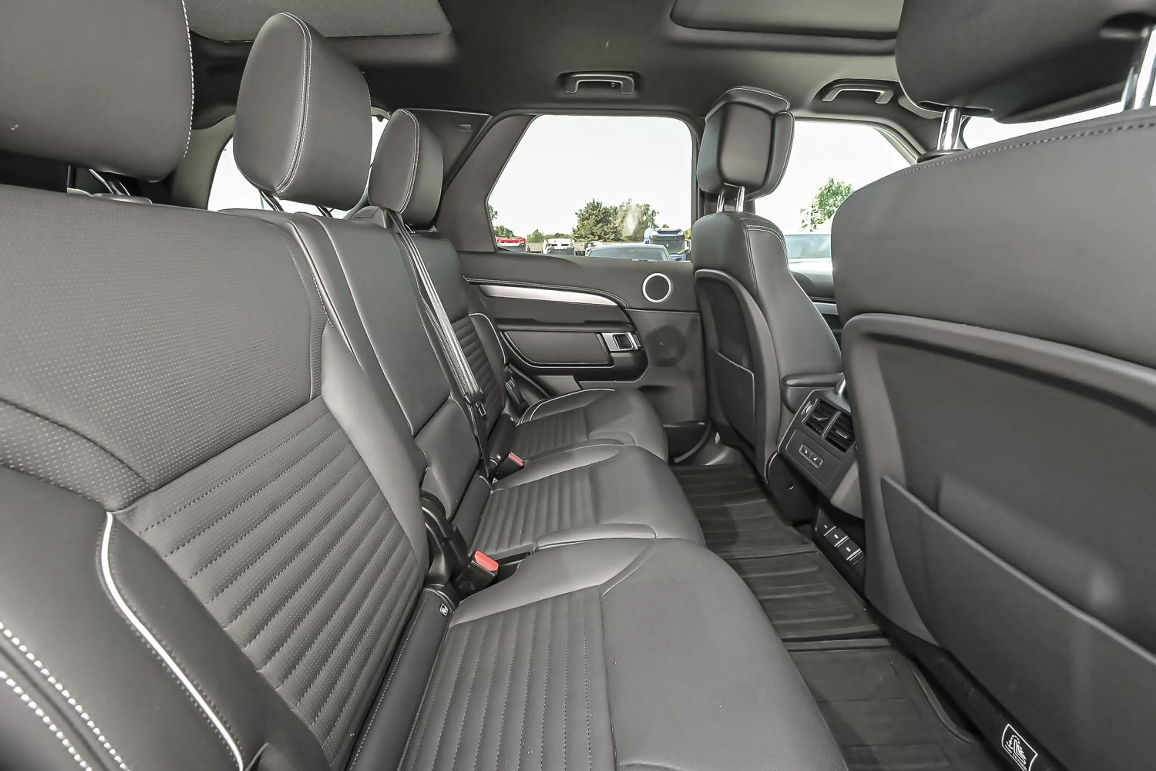 Land Rover Discovery D250 R-Dynamic HSE — photo 7