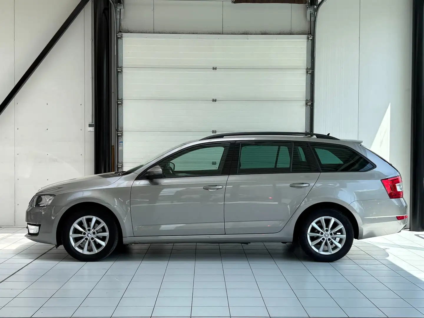 Skoda Octavia Octavia SW 1.6 TDi *GPS * PDC * CLIM * JANTES * Gris - 2
