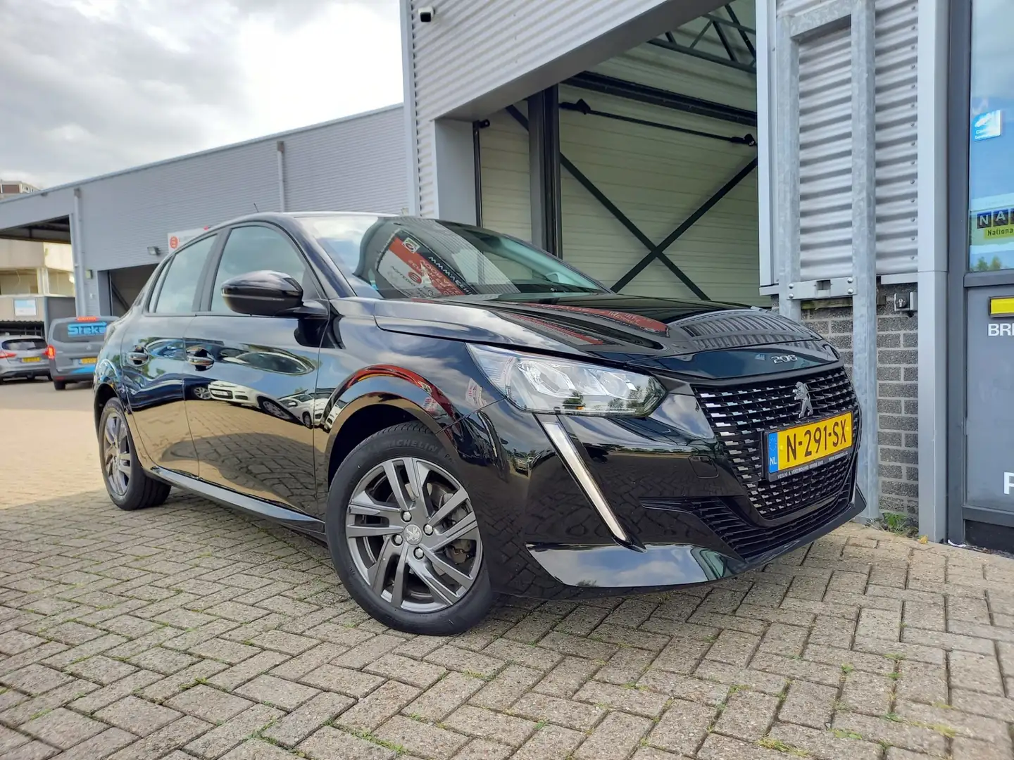 Peugeot 208 1.2 101PK PureTech Active Pack - CARPLAY & ANDROID Zwart - 2