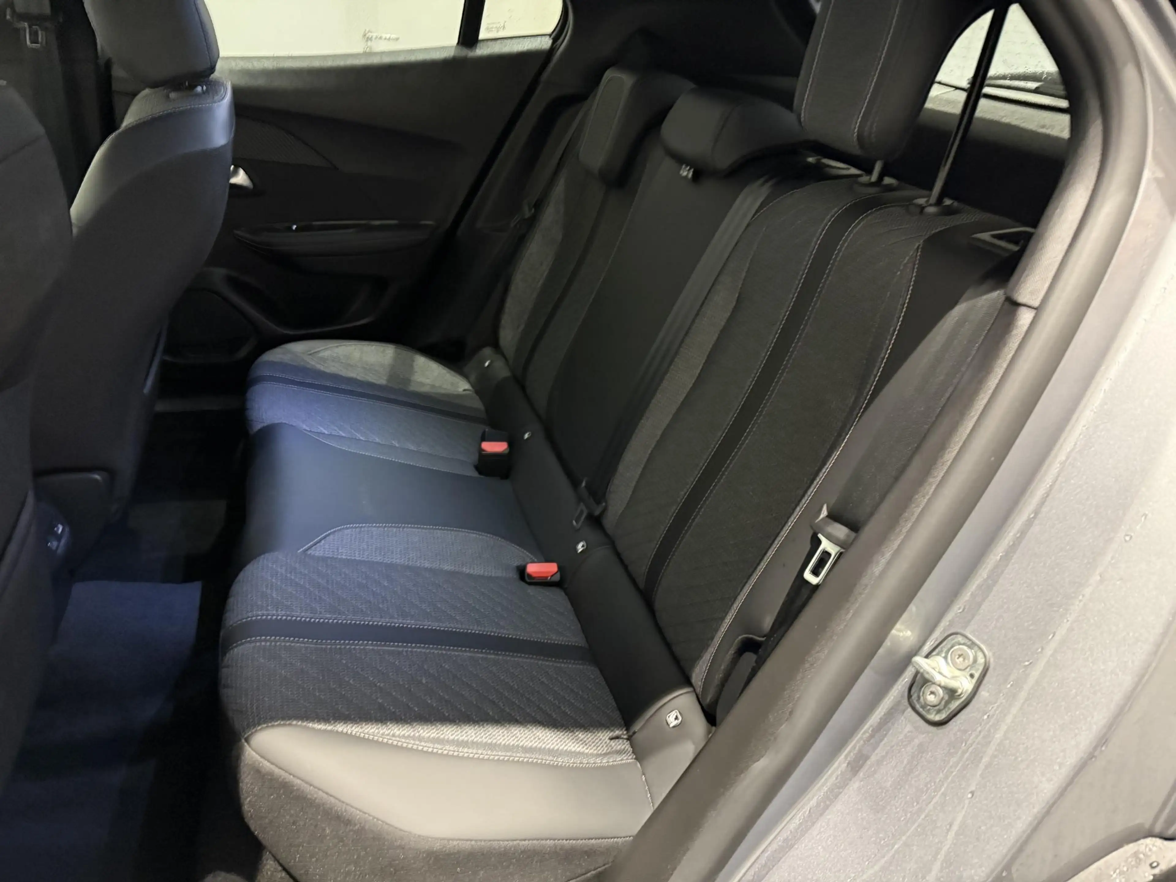 Peugeot e-2008 EV Allure 50 kWh l Camera l Apple carplay & Androi — photo 10