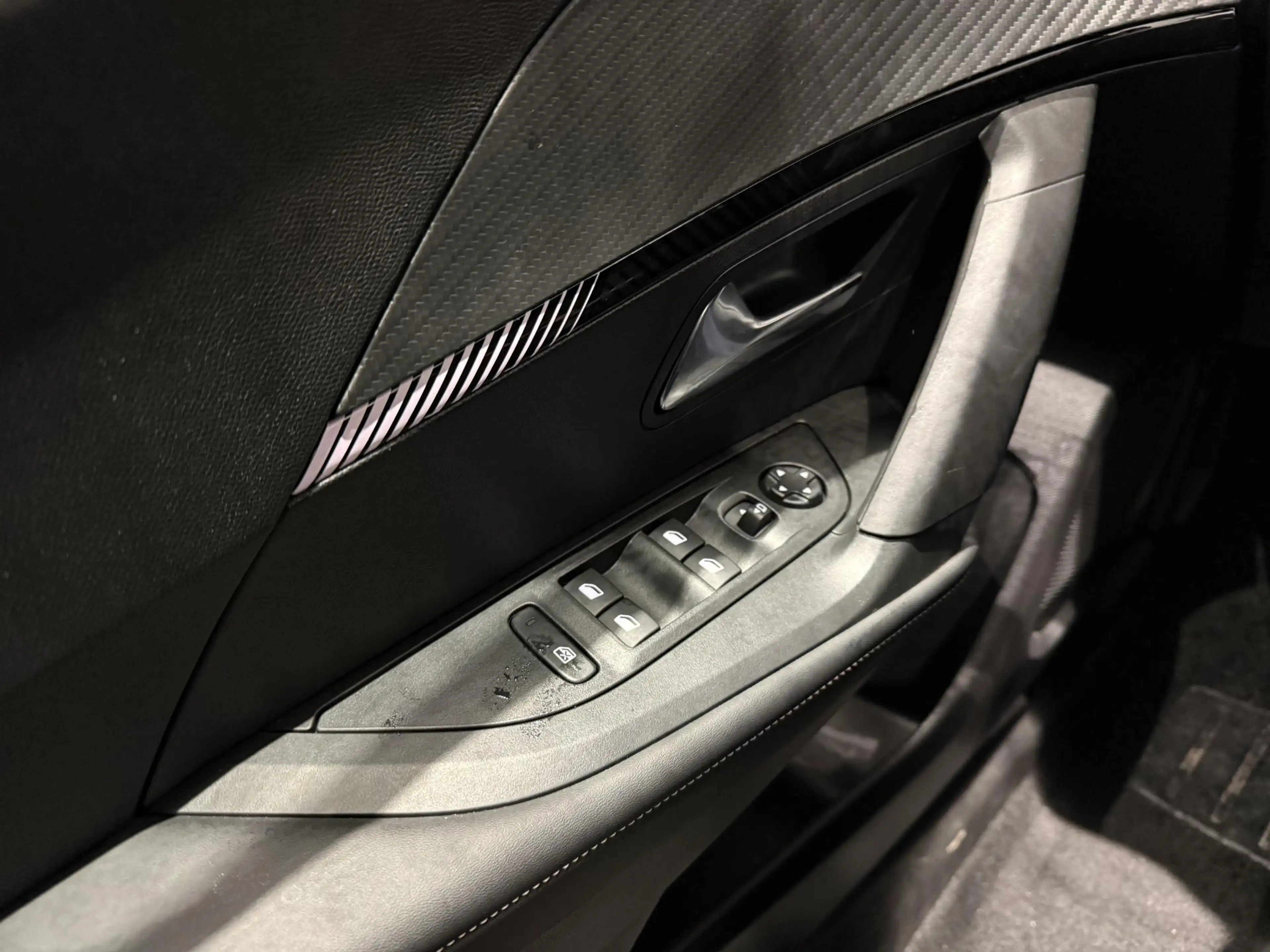 Peugeot e-2008 EV Allure 50 kWh l Camera l Apple carplay & Androi — photo 13