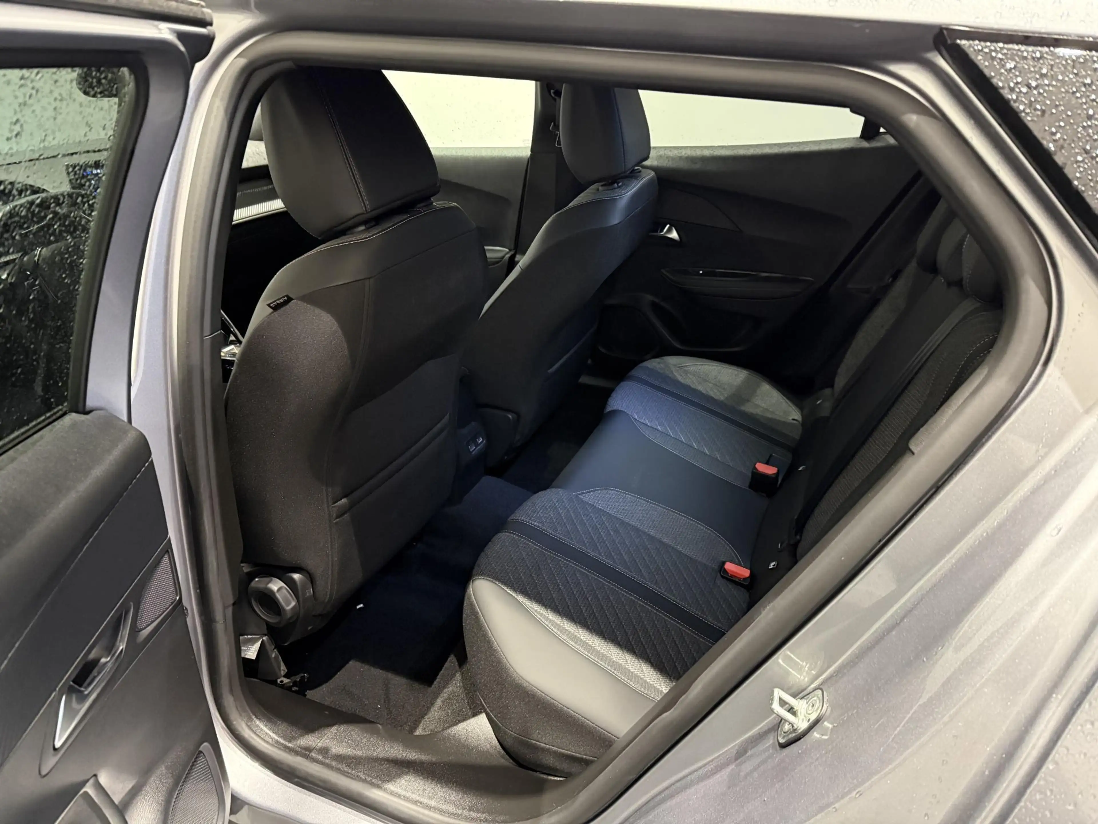 Peugeot e-2008 EV Allure 50 kWh l Camera l Apple carplay & Androi — photo 9