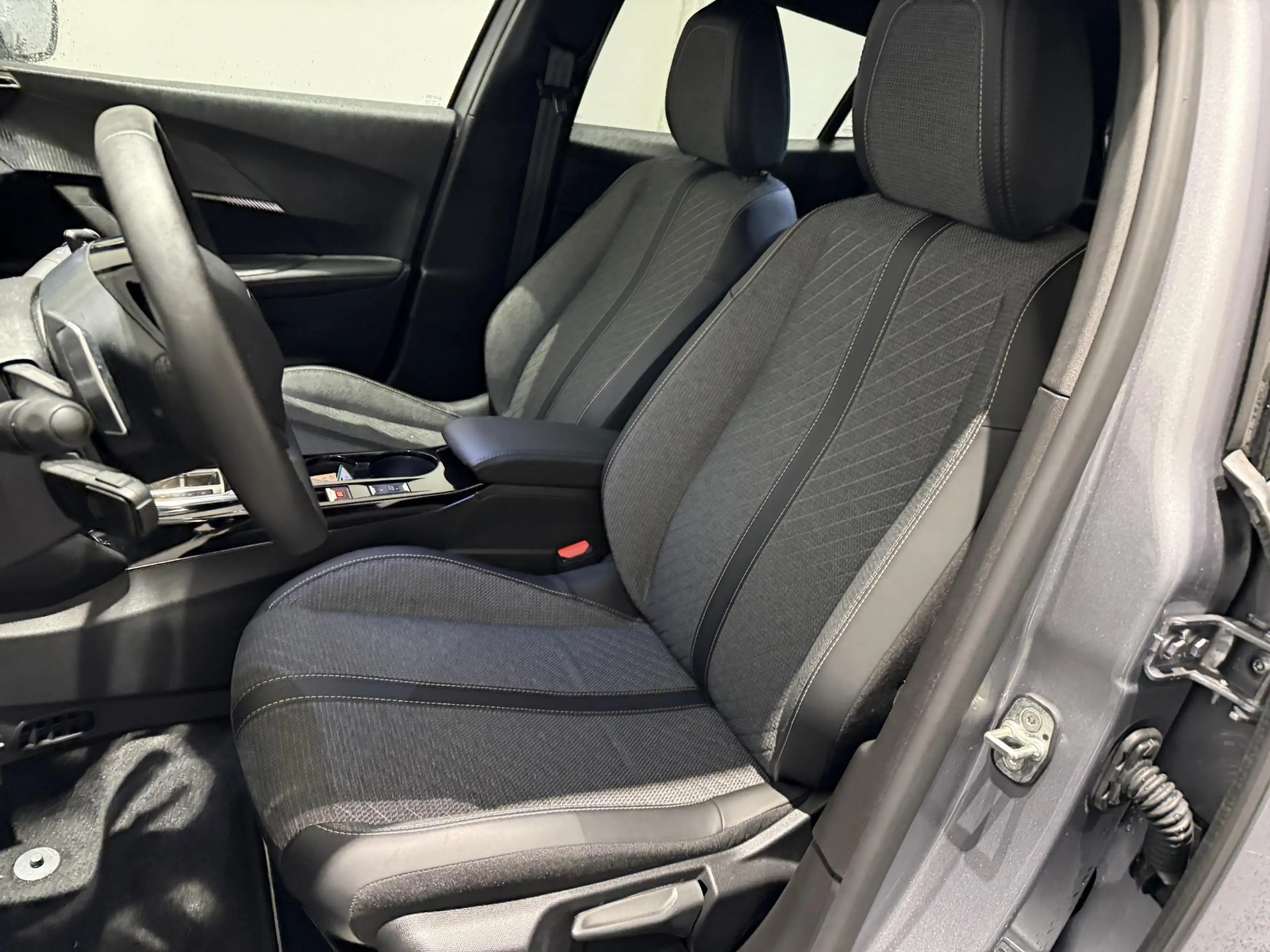 Peugeot e-2008 EV Allure 50 kWh l Camera l Apple carplay & Androi — photo 8
