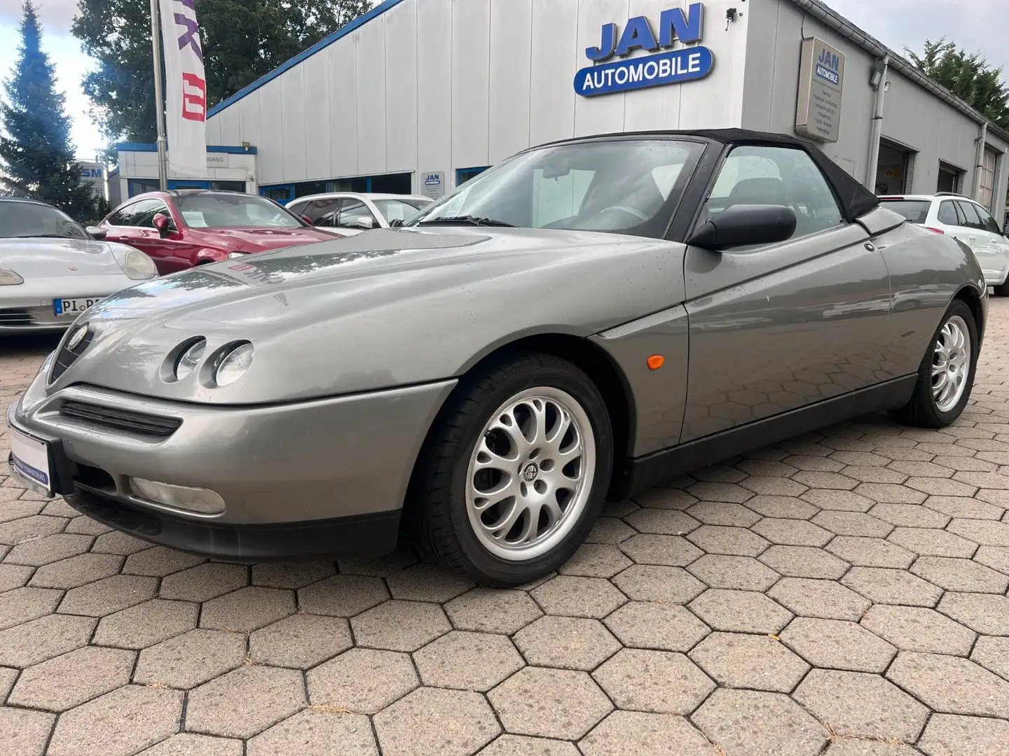 Alfa Romeo Spider 916 2.0 16V T.Spark Pininfarina HU 05/27 Grau - 1