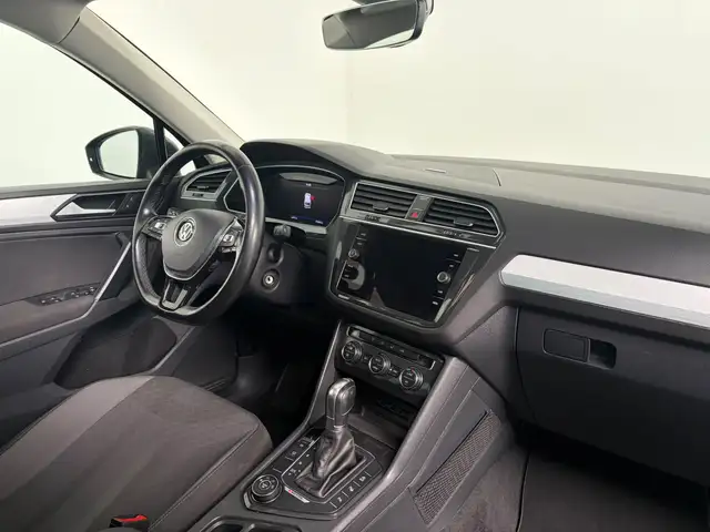 Volkswagen Tiguan view 4