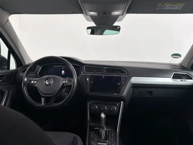 Volkswagen Tiguan view 3