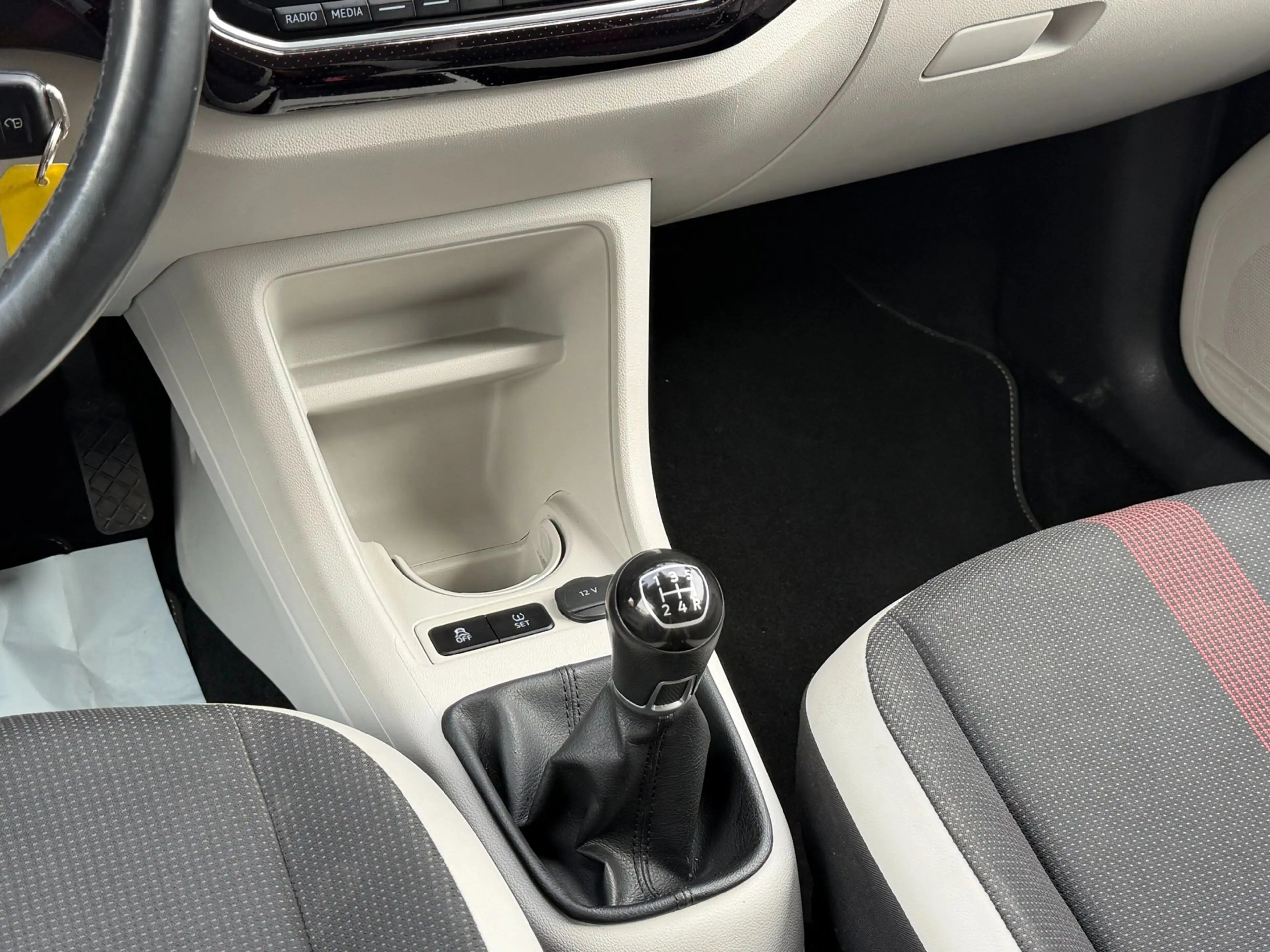 Volkswagen up! 1.0 BMT high up! COLOR / LM / MISTLAMPEN / CRUISE — photo 40