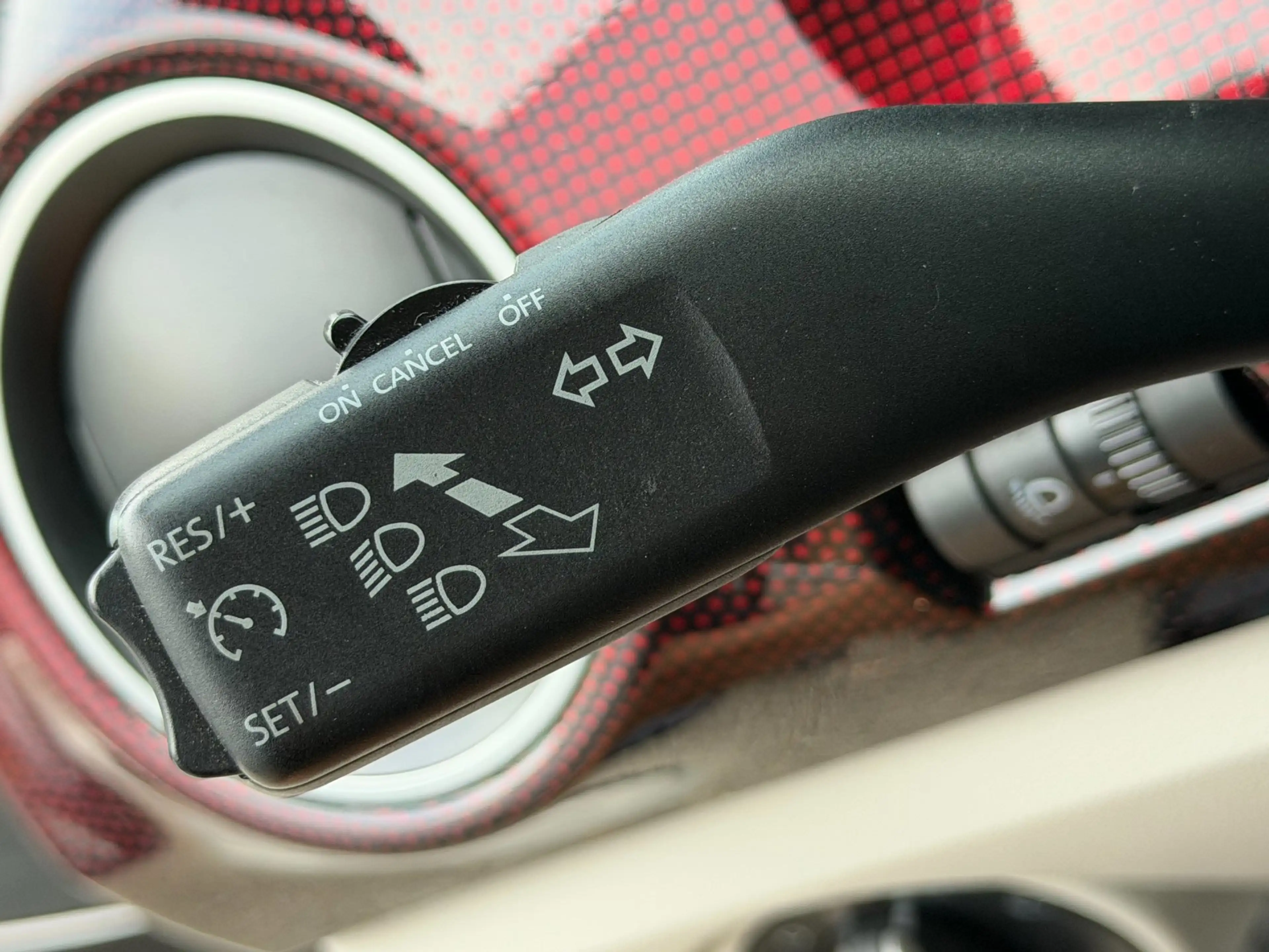 Volkswagen up! 1.0 BMT high up! COLOR / LM / MISTLAMPEN / CRUISE — photo 41