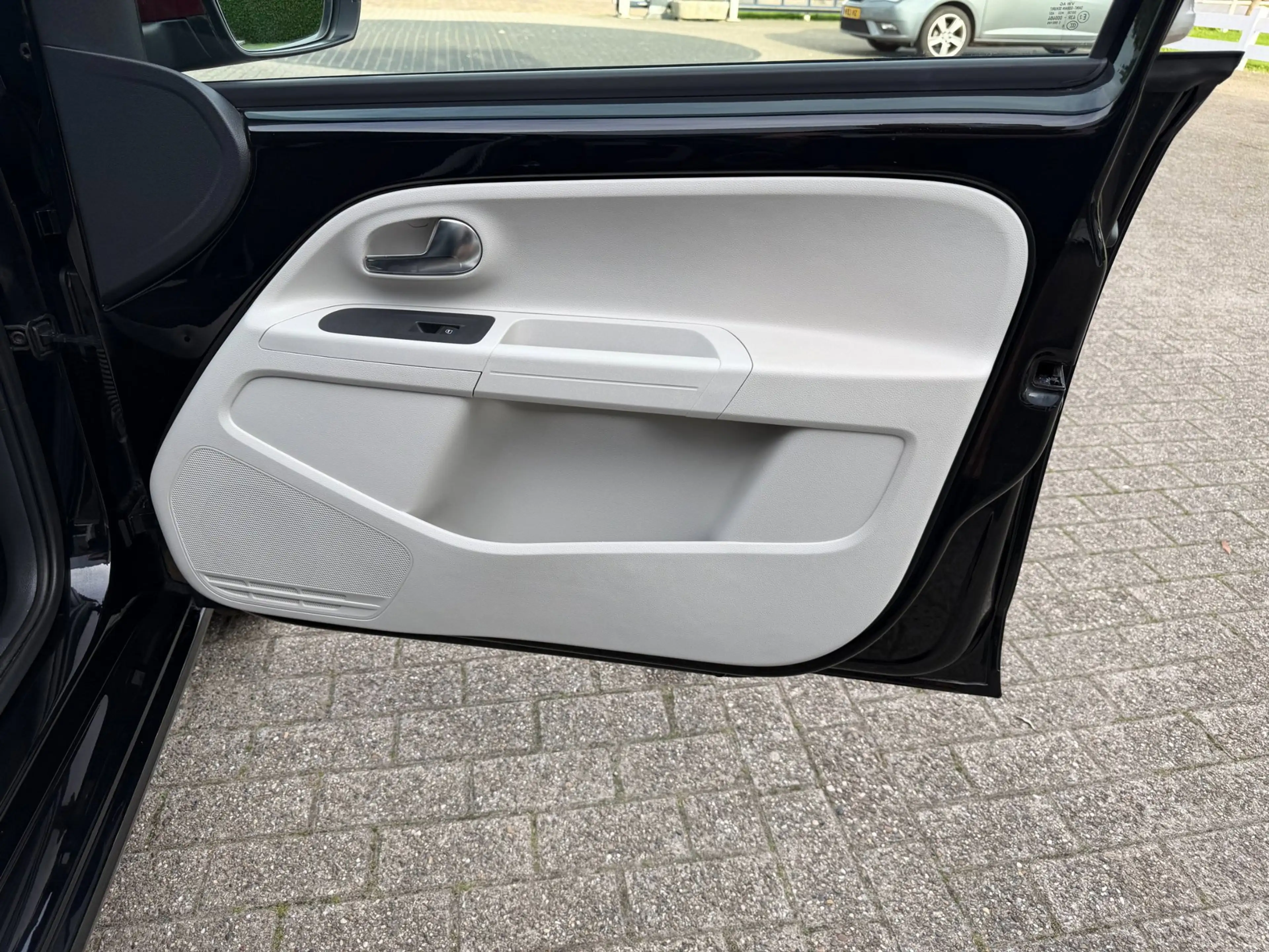Volkswagen up! 1.0 BMT high up! COLOR / LM / MISTLAMPEN / CRUISE — photo 29